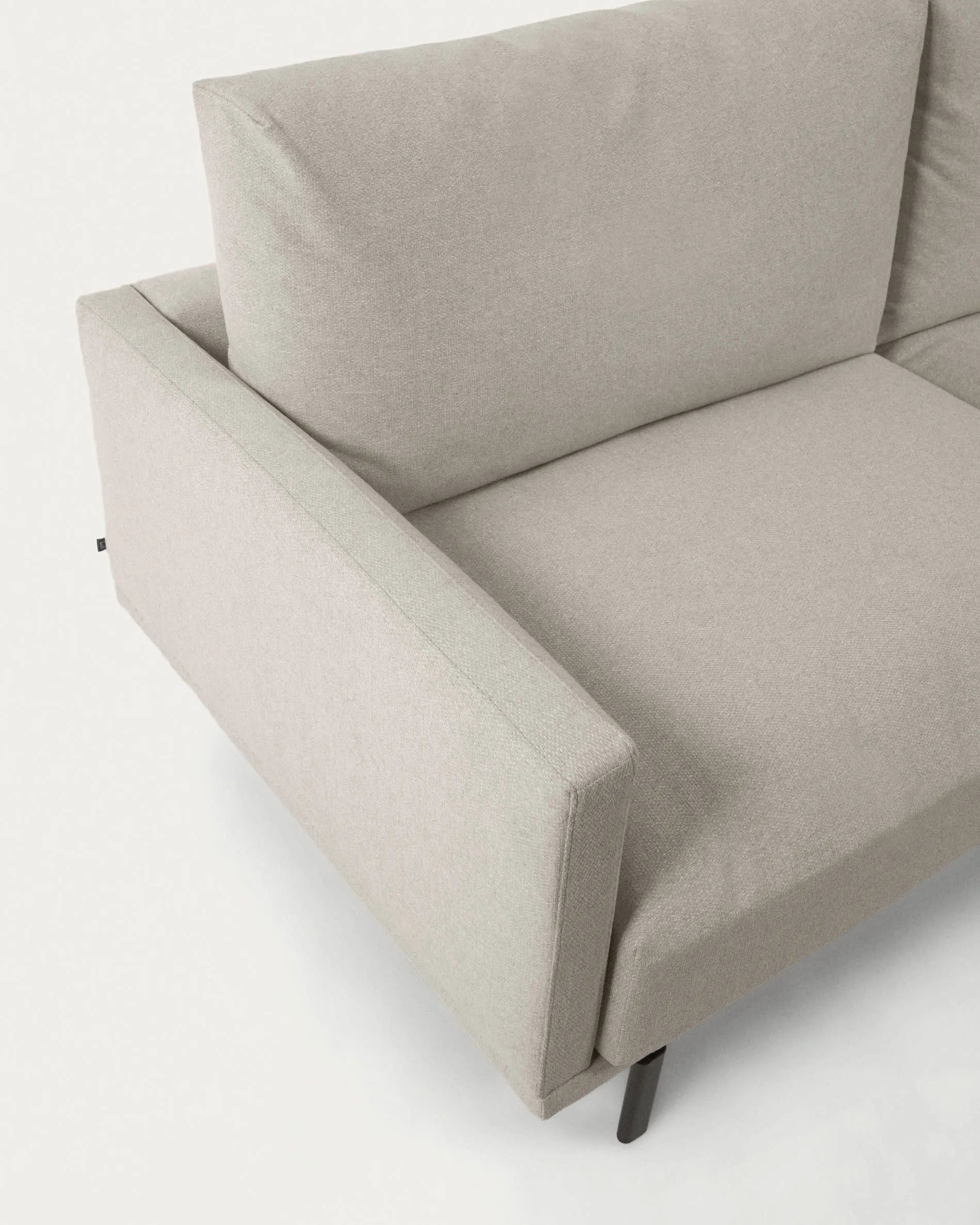 Elegantes, nachhaltiges 3-Sitzer Sofa in Beige, 214 cm breit, mit recycelter PET-Füllung für umweltbewusstes Wohnen.