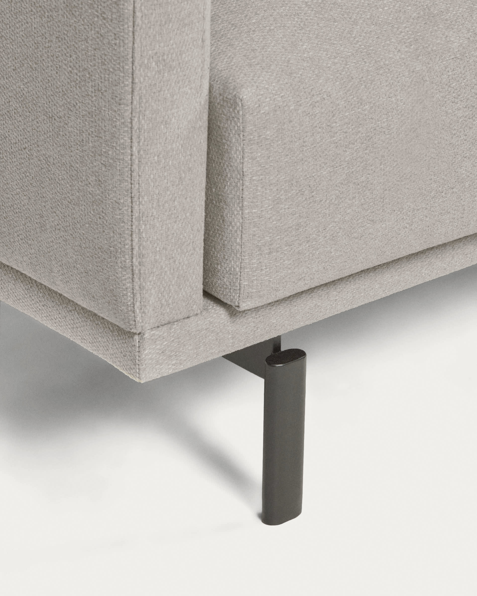 Das Galene 3-Sitzer Sofa in Beige (214 cm) von Kave Home kombiniert stilvolles Design mit hohem Komfort für Ihr Zuhause.