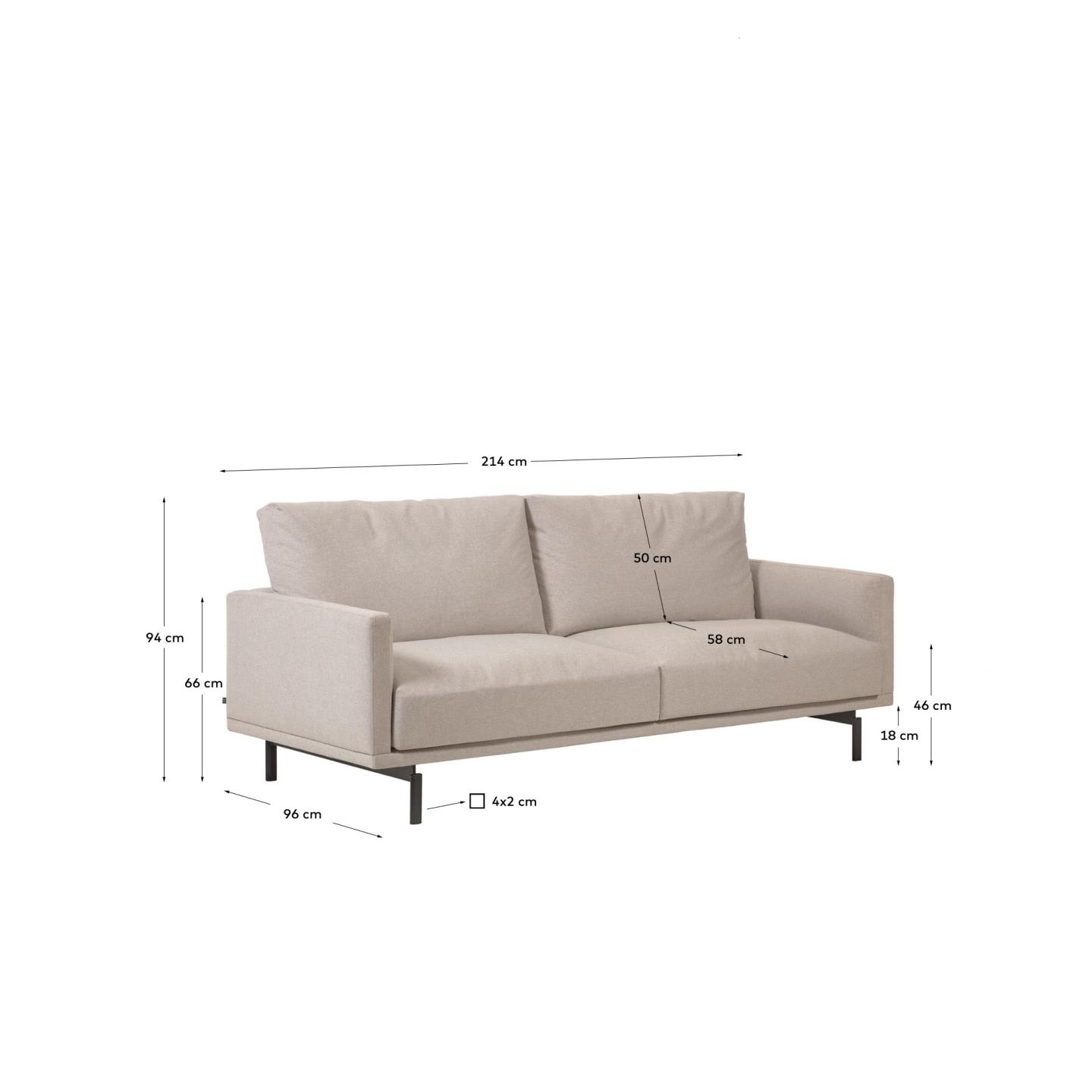 Das Galene 3-Sitzer Sofa in Beige (214 cm) von Kave Home kombiniert stilvolles Design mit hohem Sitzkomfort für Ihr Zuhause.