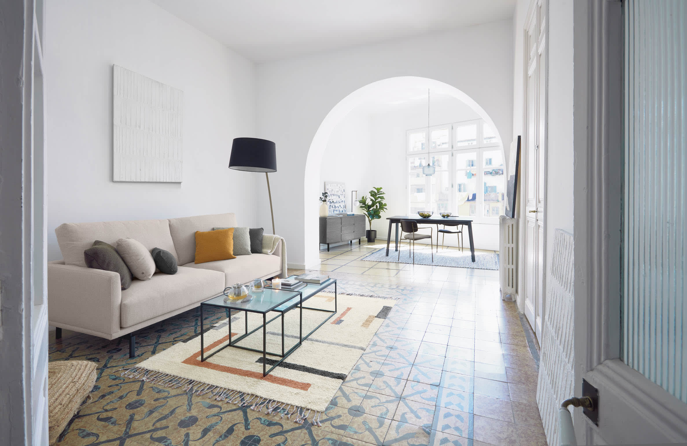 Das beige Galene 3-Sitzer Sofa von Kave Home (214 cm) kombiniert modernes Design mit Komfort für Ihr stilvolles Zuhause.