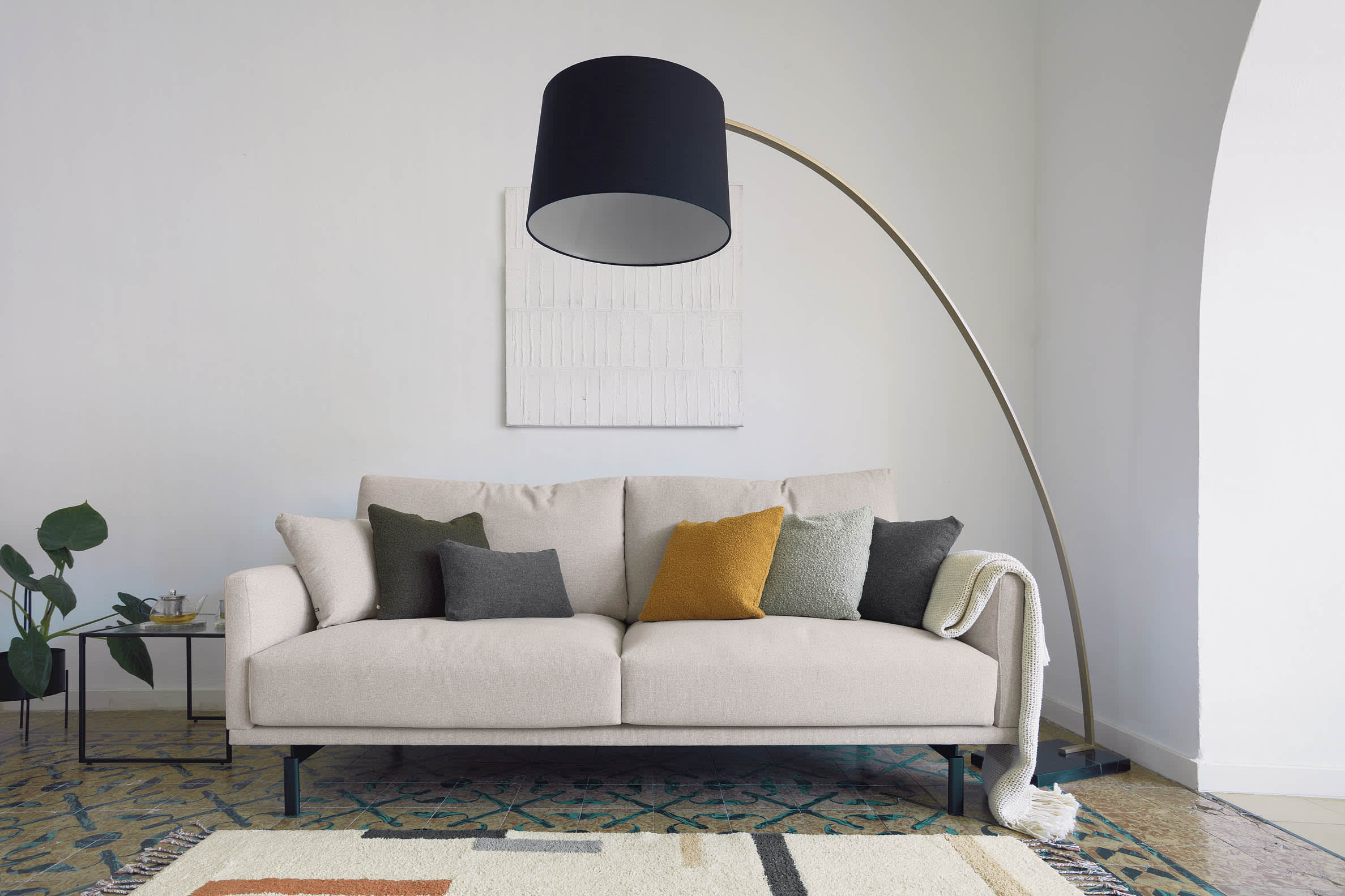 Das Galene 3-Sitzer Sofa in Beige (214 cm) von Kave Home bietet modernes Design und Komfort für ein elegantes Wohnambiente.