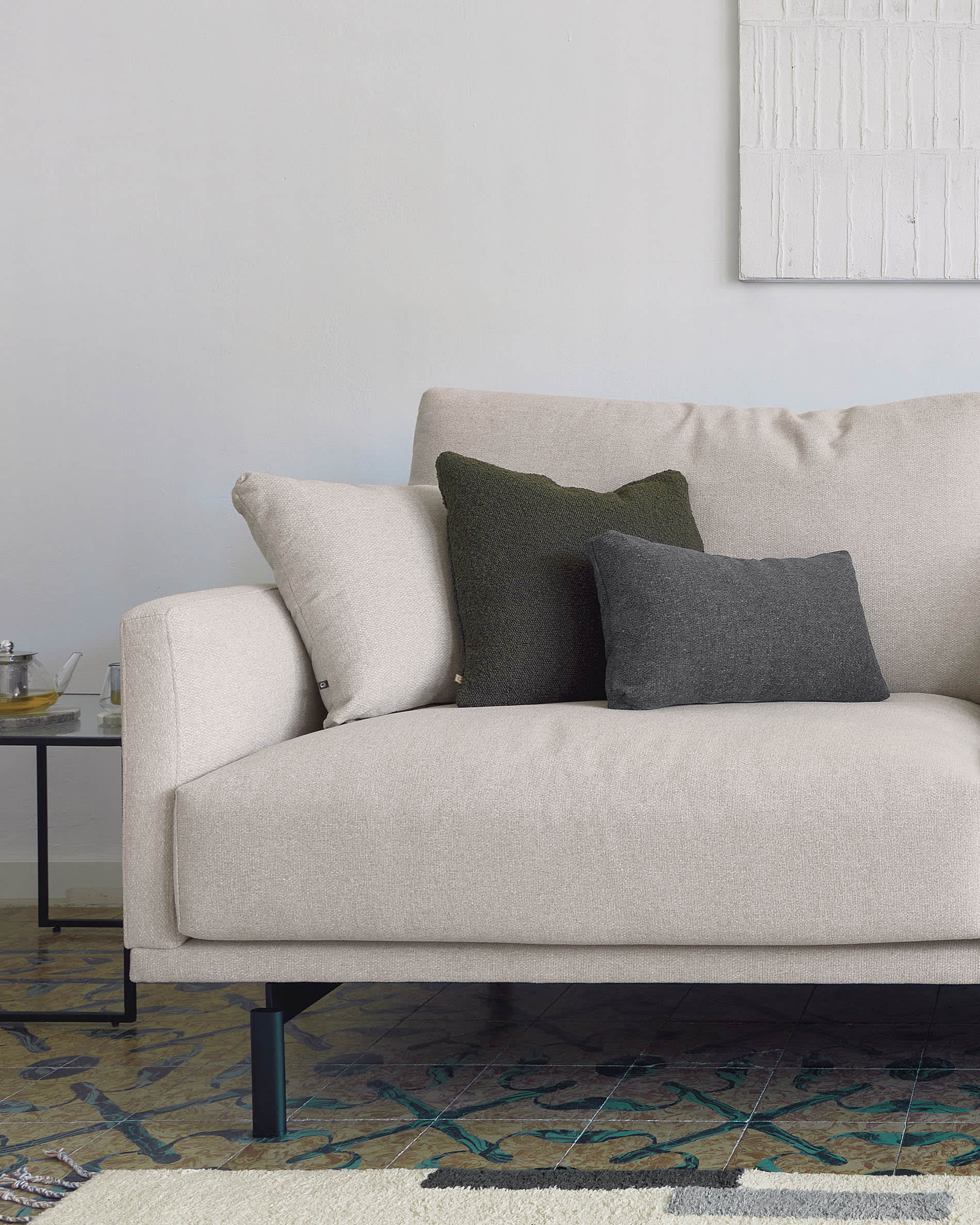 Das Galene 3-Sitzer Sofa in Beige (214 cm) von Kave Home kombiniert stilvolles Design mit hohem Komfort für Ihr Zuhause.