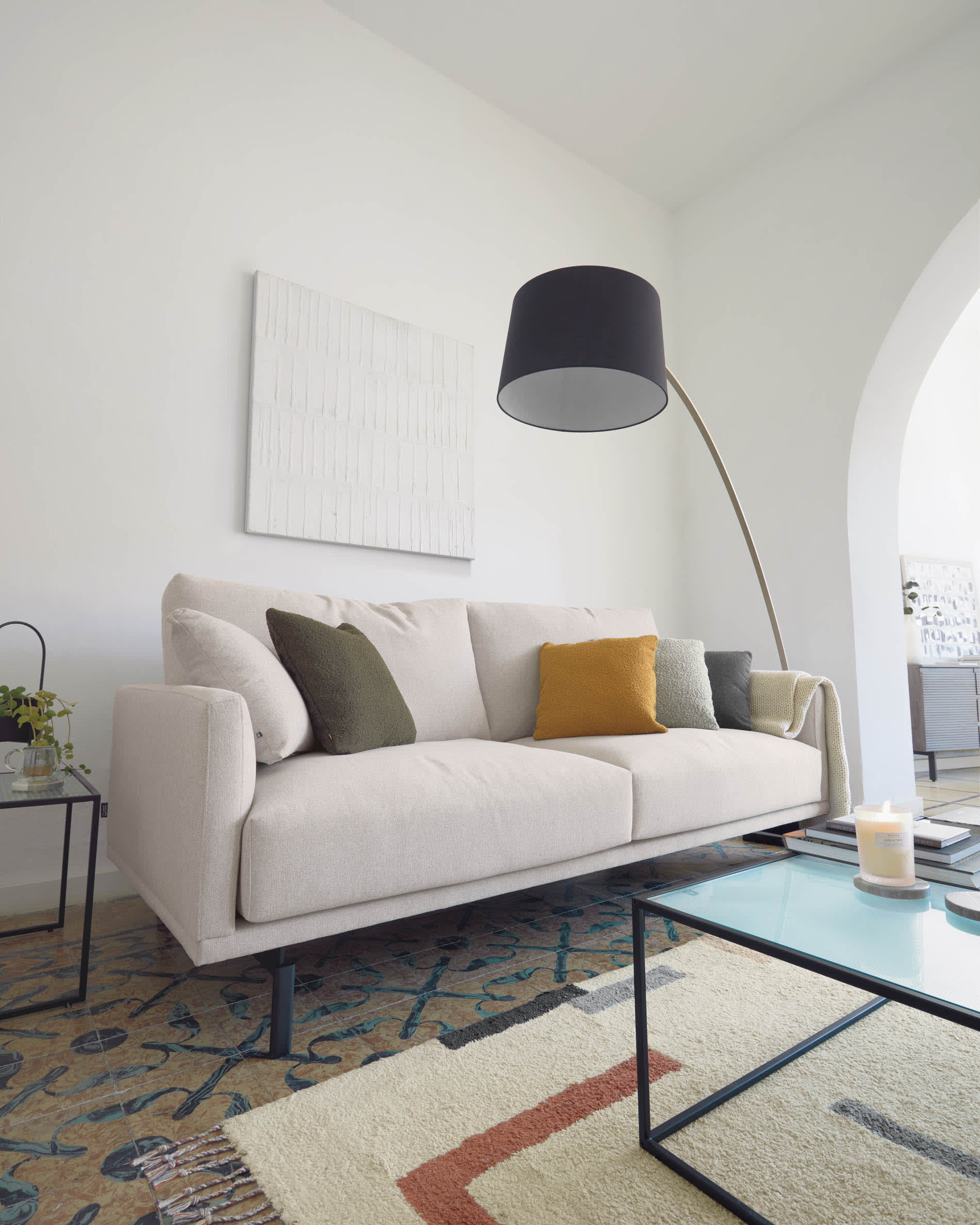 Das Galene 3-Sitzer Sofa in Beige (214 cm) von Kave Home kombiniert stilvolles Design mit hohem Sitzkomfort für Ihr Zuhause.