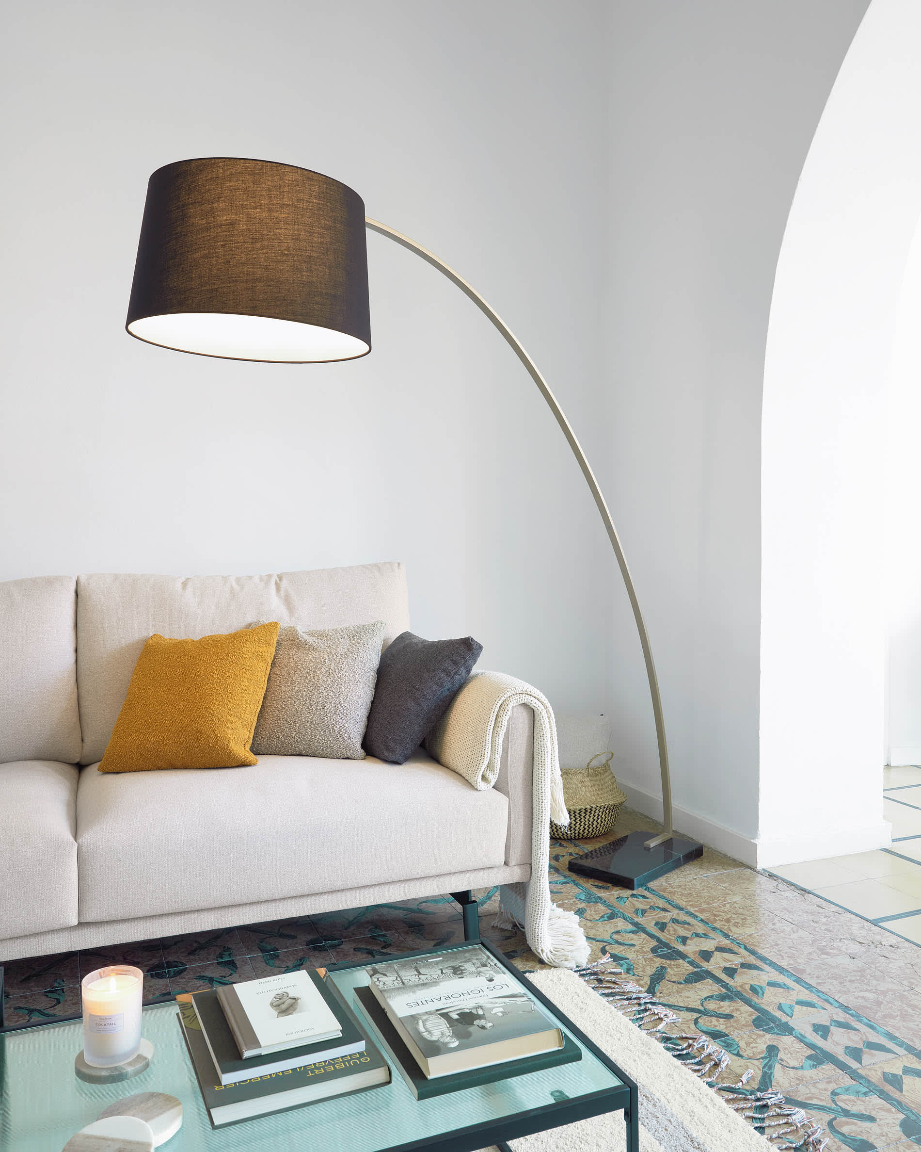 Das Galene 3-Sitzer Sofa in Beige (214 cm) von Kave Home bietet modernes Design und bequemen Sitzkomfort für Ihr Wohnzimmer.
