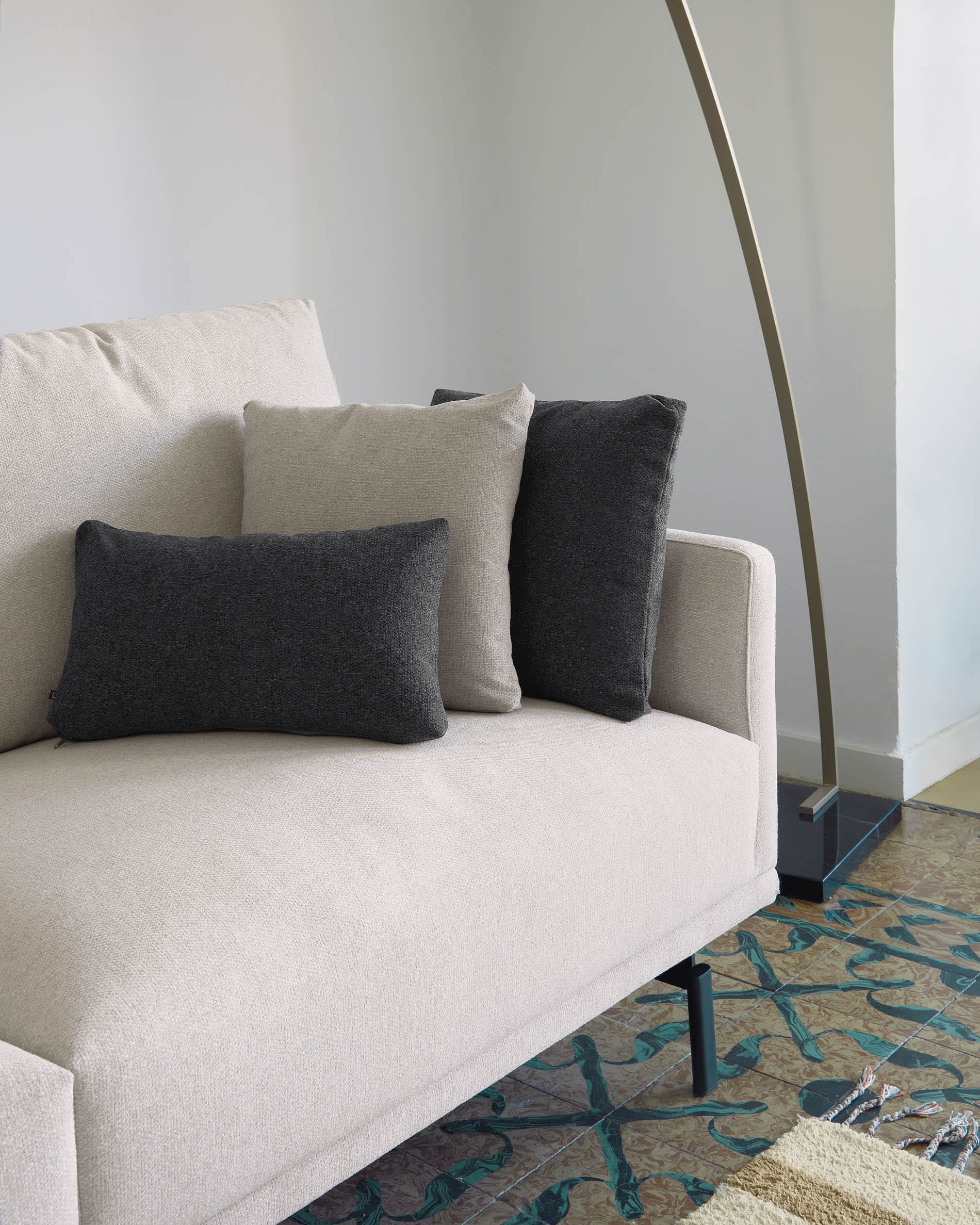 Das Galene 3-Sitzer Sofa in Beige (214 cm) von Kave Home kombiniert stilvolles Design mit hohem Komfort für Ihr Zuhause.