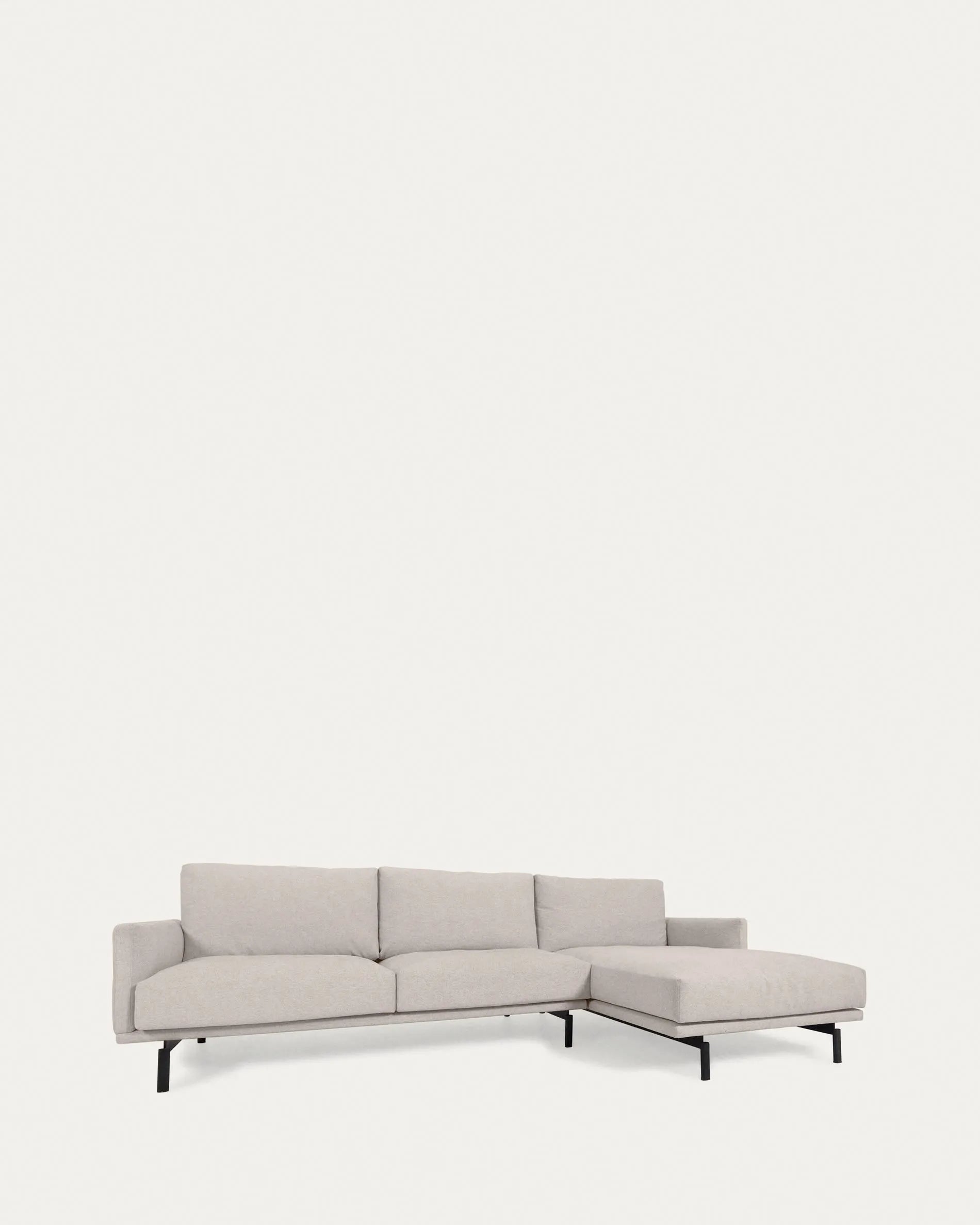 Das Galene Sofa von Kave Home, 3-Sitzer in Beige mit rechter Chaiselongue, vereint modernes Design und gemütlichen Komfort.
