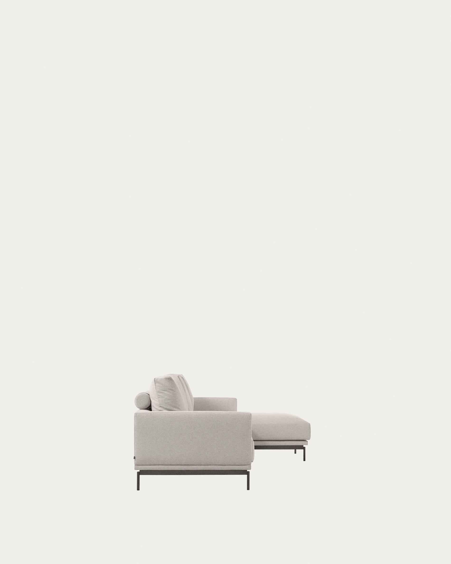 Das Galene 3-Sitzer Sofa in Beige mit rechter Chaiselongue von Kave Home bietet stilvolles Design und höchsten Komfort.