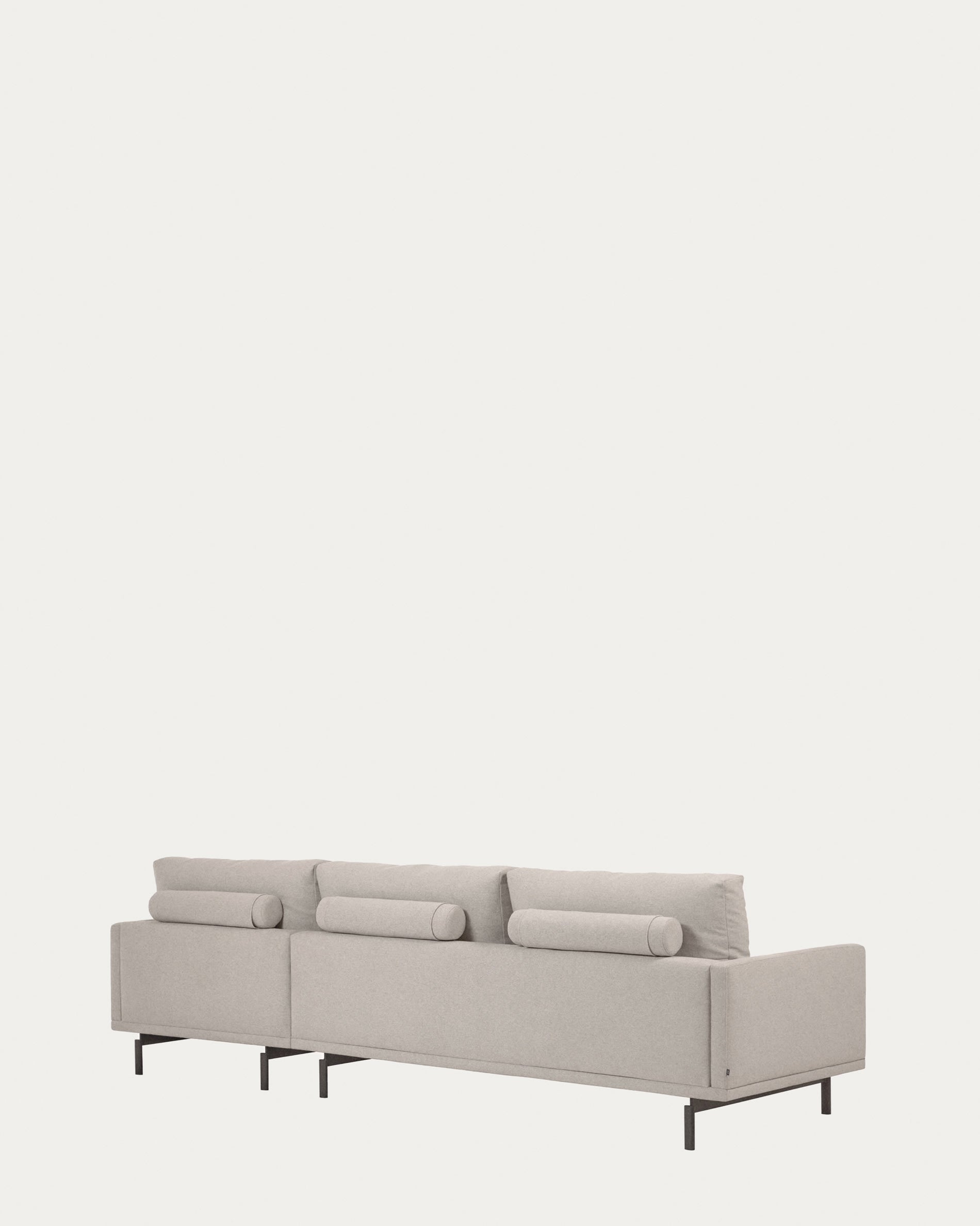 Das beige Galene 3-Sitzer Sofa mit rechter Chaiselongue von Kave Home vereint modernes Design mit exzellentem Komfort.