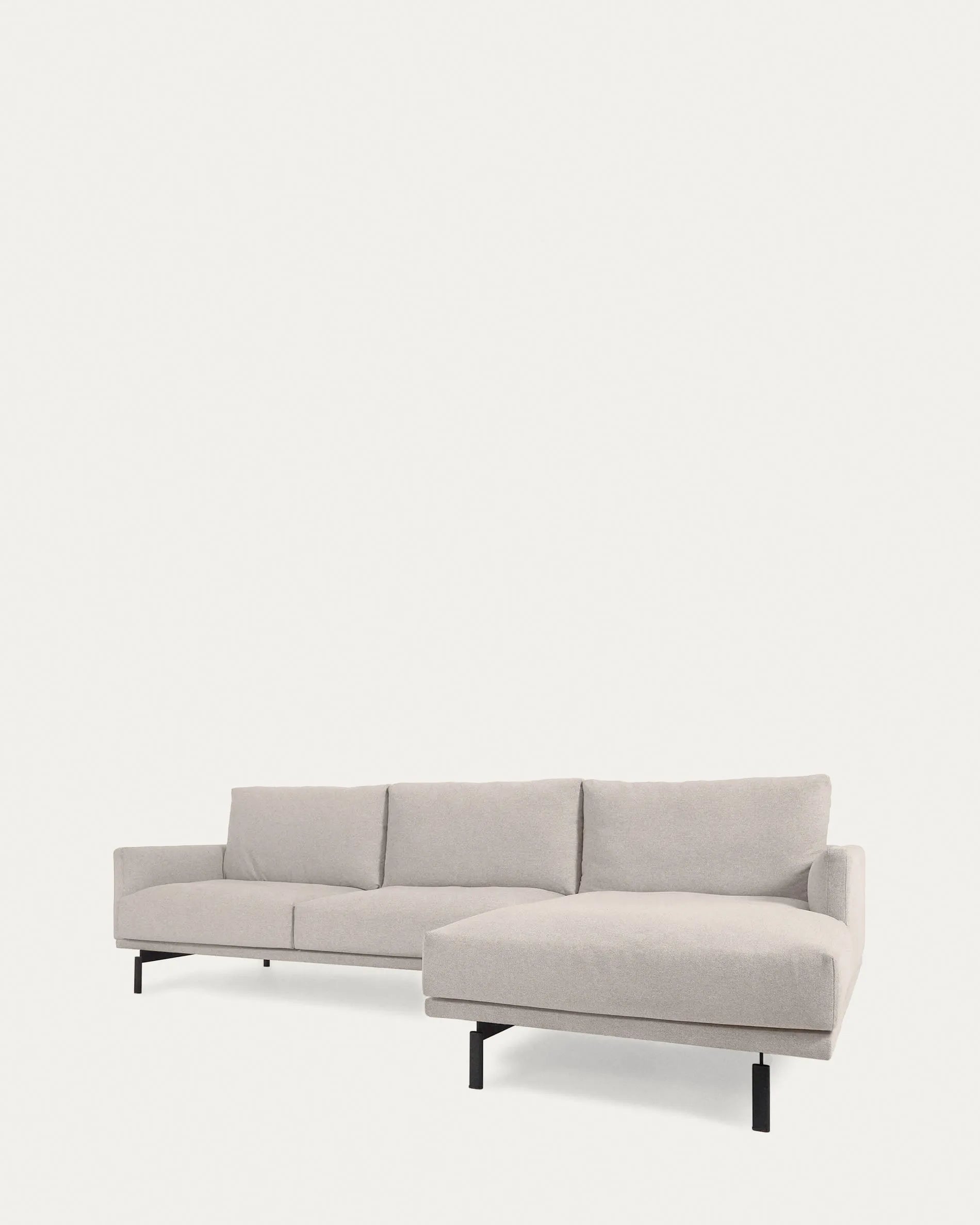 Das Galene 3-Sitzer Sofa in Beige mit rechter Chaiselongue von Kave Home bietet stilvolles Design und hohen Komfort.