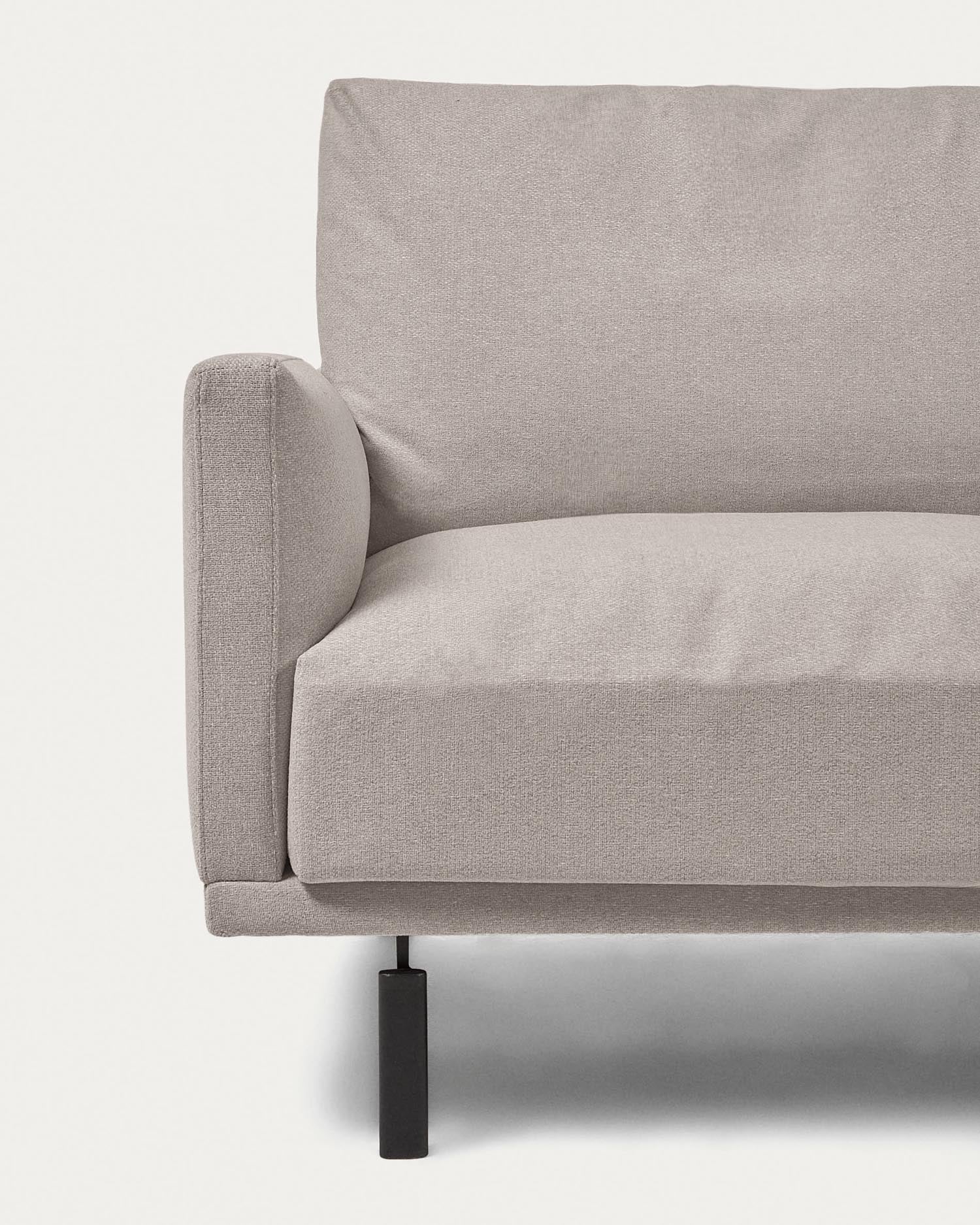 Das Galene Sofa von Kave Home, 3-Sitzer in Beige mit rechter Chaiselongue, vereint modernes Design und gemütlichen Komfort.