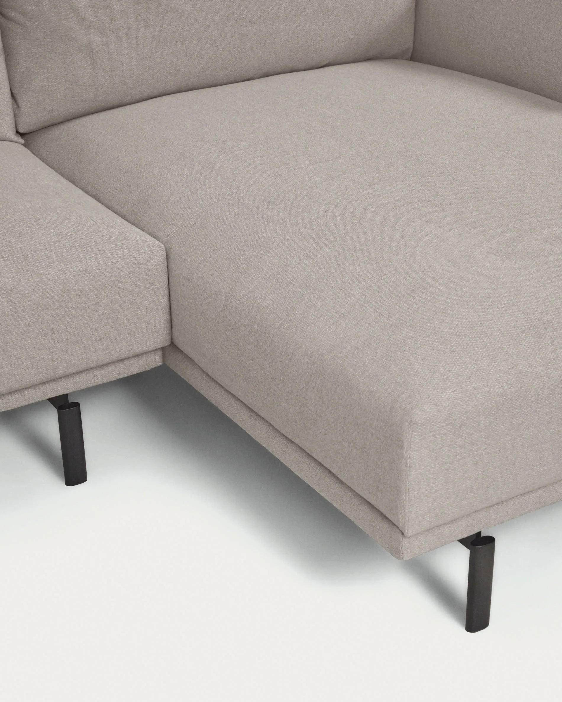 Das Galene 3-Sitzer Sofa in Beige mit rechter Chaiselongue von Kave Home bietet stilvolles Design und höchsten Komfort.