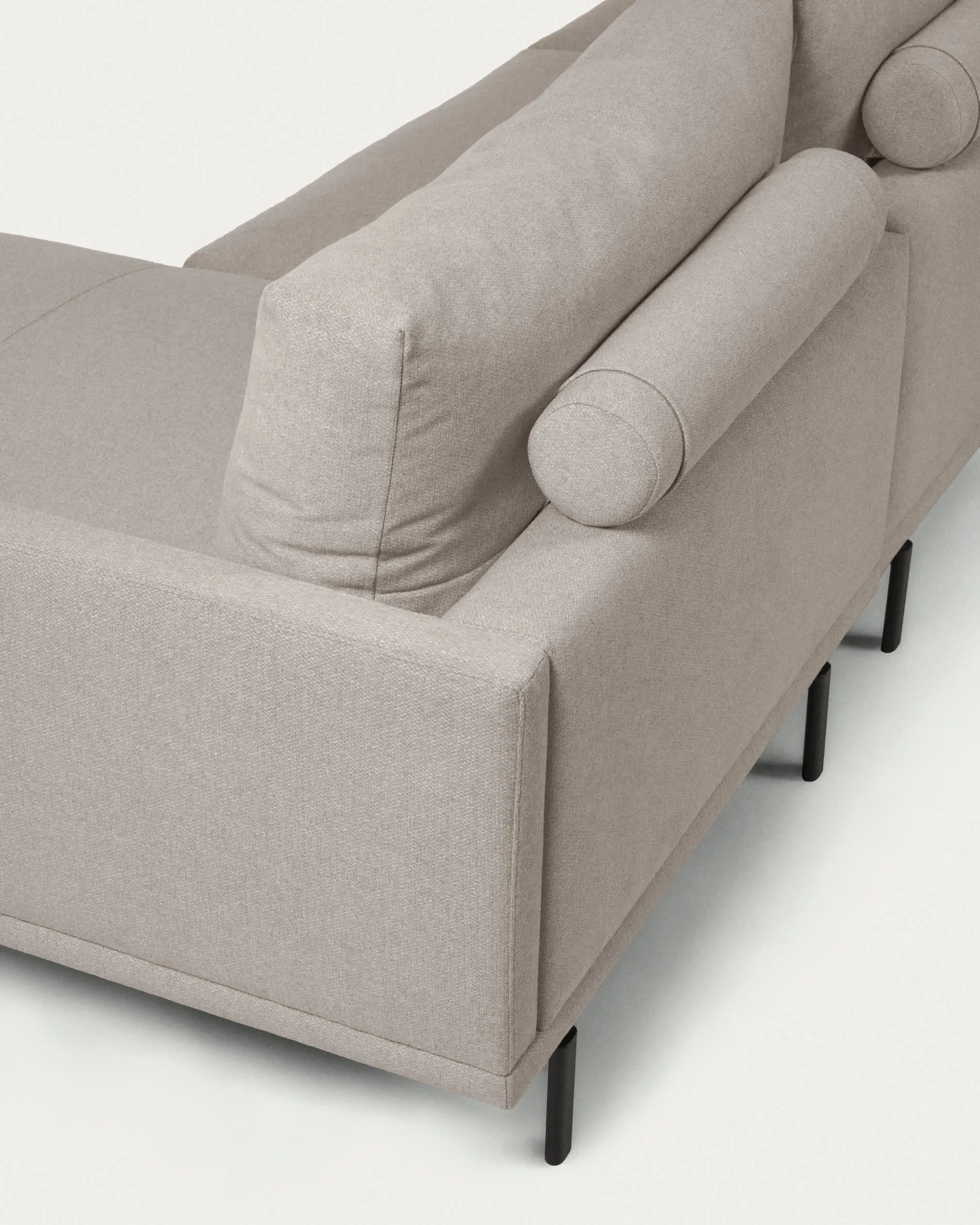 Das Galene Sofa von Kave Home, 3-Sitzer in Beige mit rechter Chaiselongue, vereint modernes Design und gemütlichen Komfort.