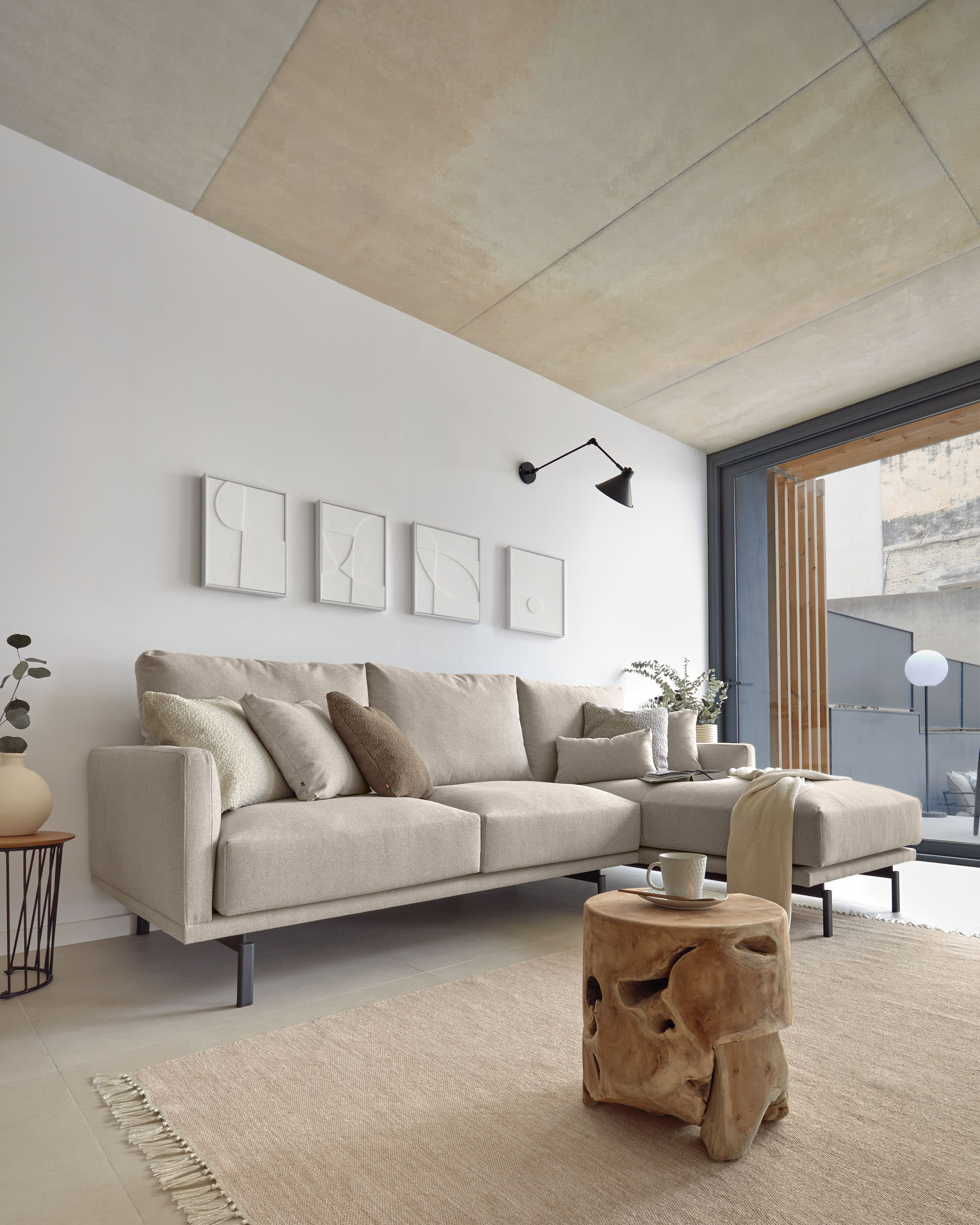 Das Galene Sofa von Kave Home, 3-Sitzer in Beige mit rechter Chaiselongue, vereint modernes Design und gemütlichen Komfort.
