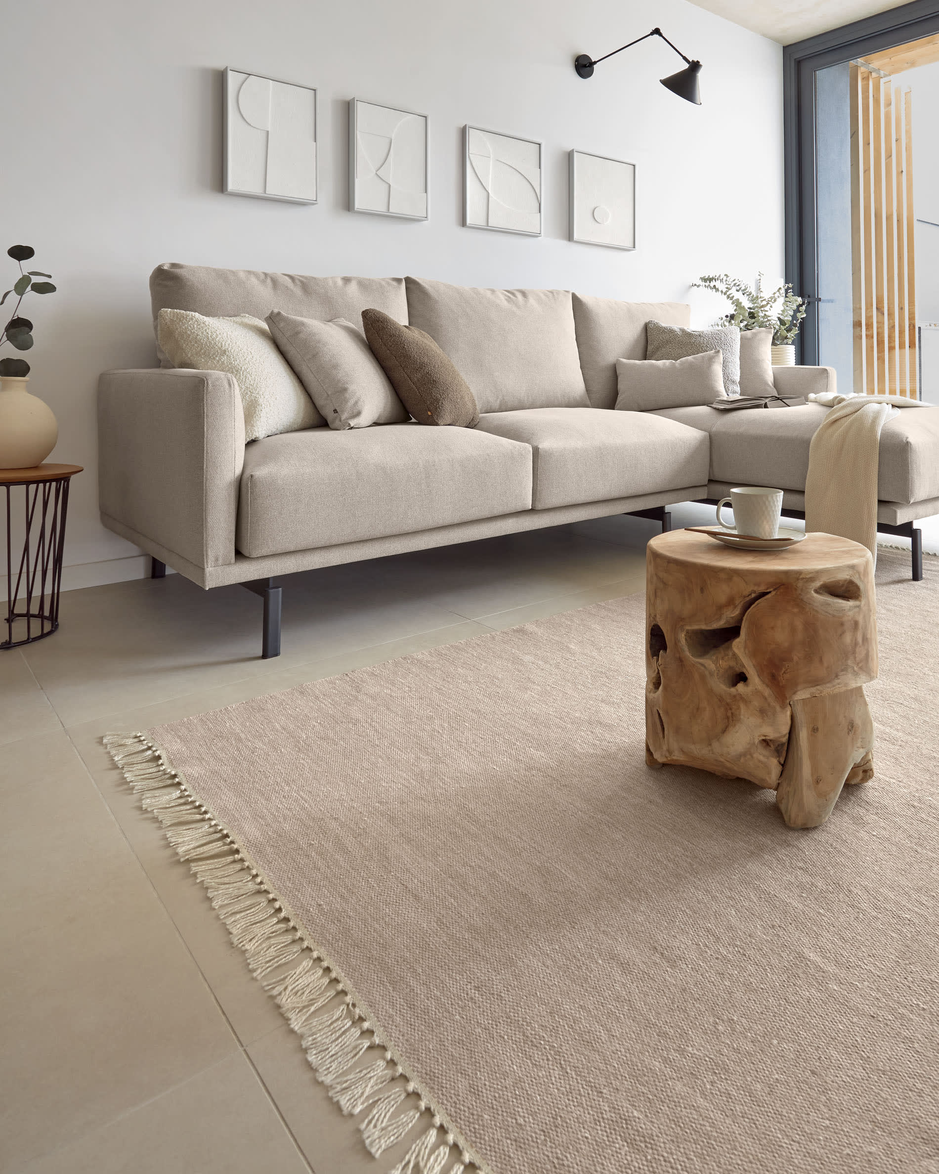Das beige Galene 3-Sitzer Sofa mit rechter Chaiselongue von Kave Home vereint modernes Design mit exzellentem Komfort.