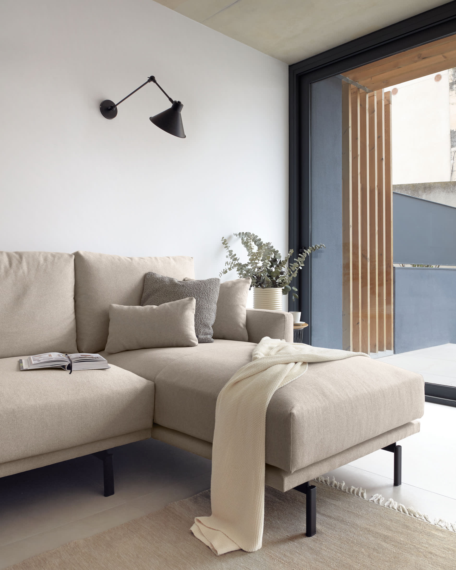 Das Galene 3-Sitzer Sofa in Beige mit rechter Chaiselongue von Kave Home bietet stilvolles Design und hohen Komfort.