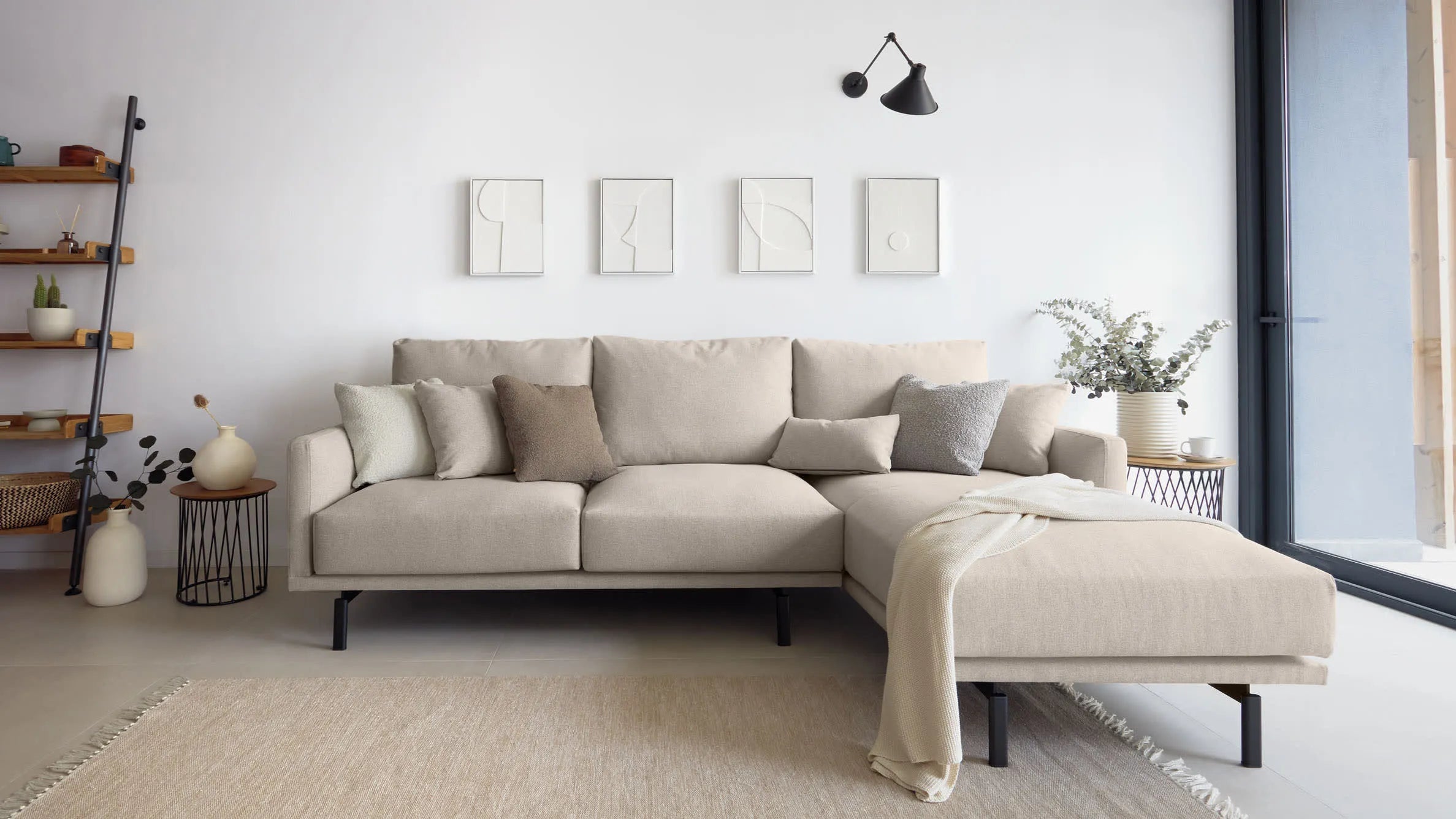 Das Galene Sofa von Kave Home, 3-Sitzer in Beige mit rechter Chaiselongue, vereint modernes Design und gemütlichen Komfort.