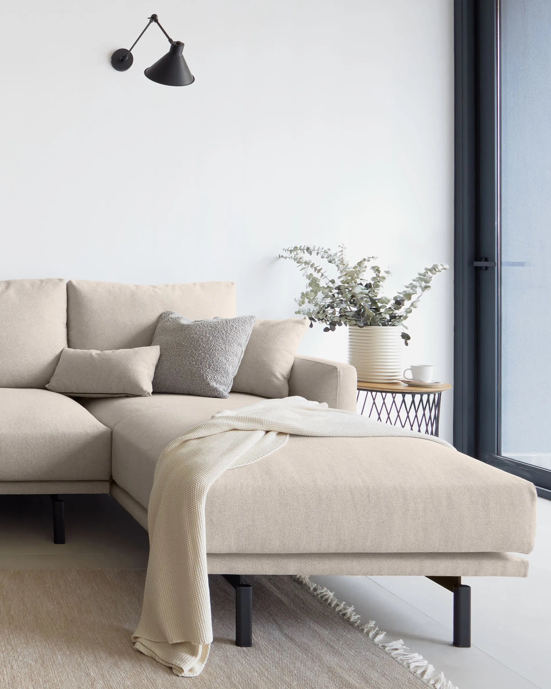 Das Galene 3-Sitzer Sofa in Beige mit rechter Chaiselongue von Kave Home bietet stilvolles Design und hohen Komfort.
