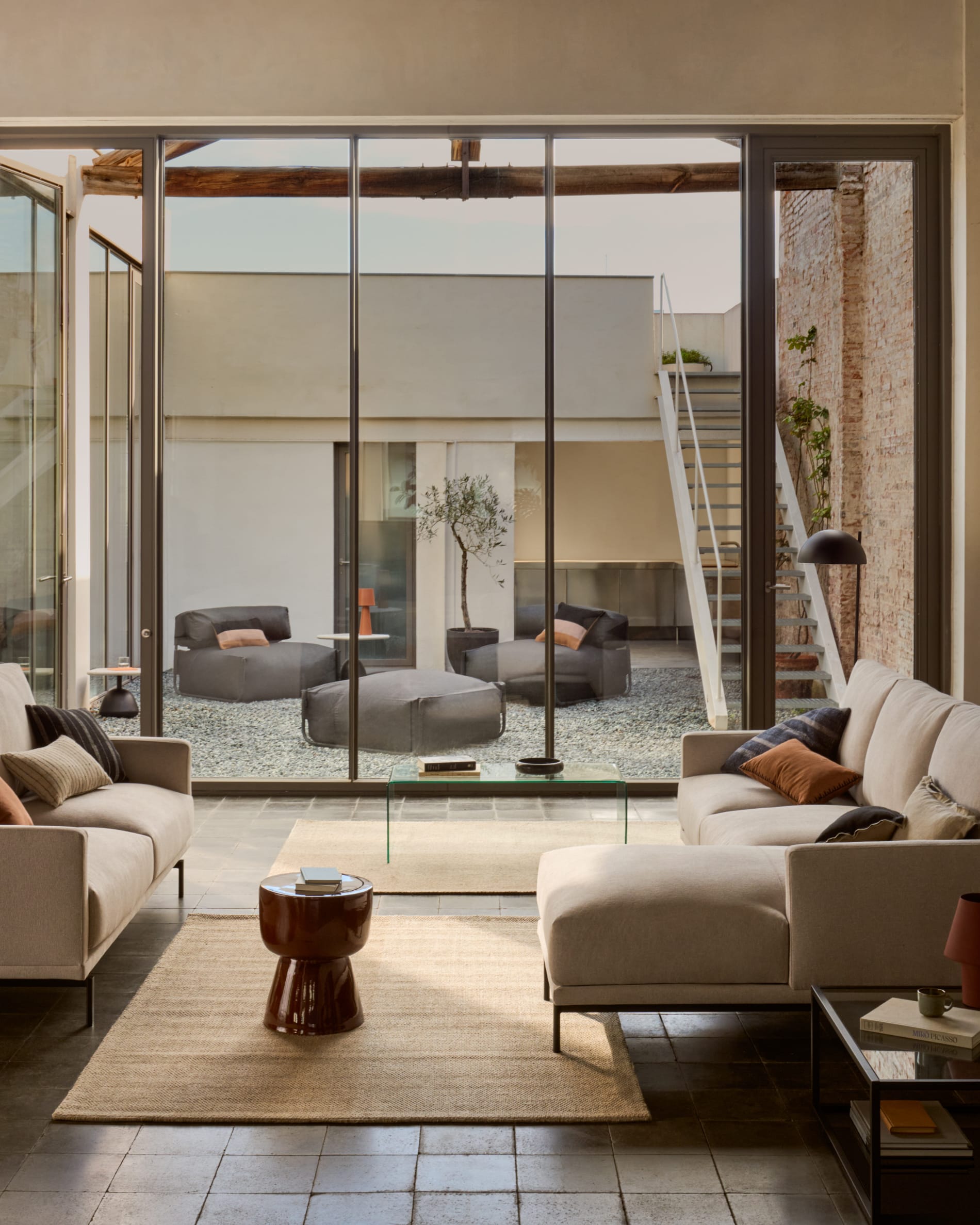 Das Galene 3-Sitzer Sofa in Beige mit rechter Chaiselongue von Kave Home bietet stilvolles Design und höchsten Komfort.