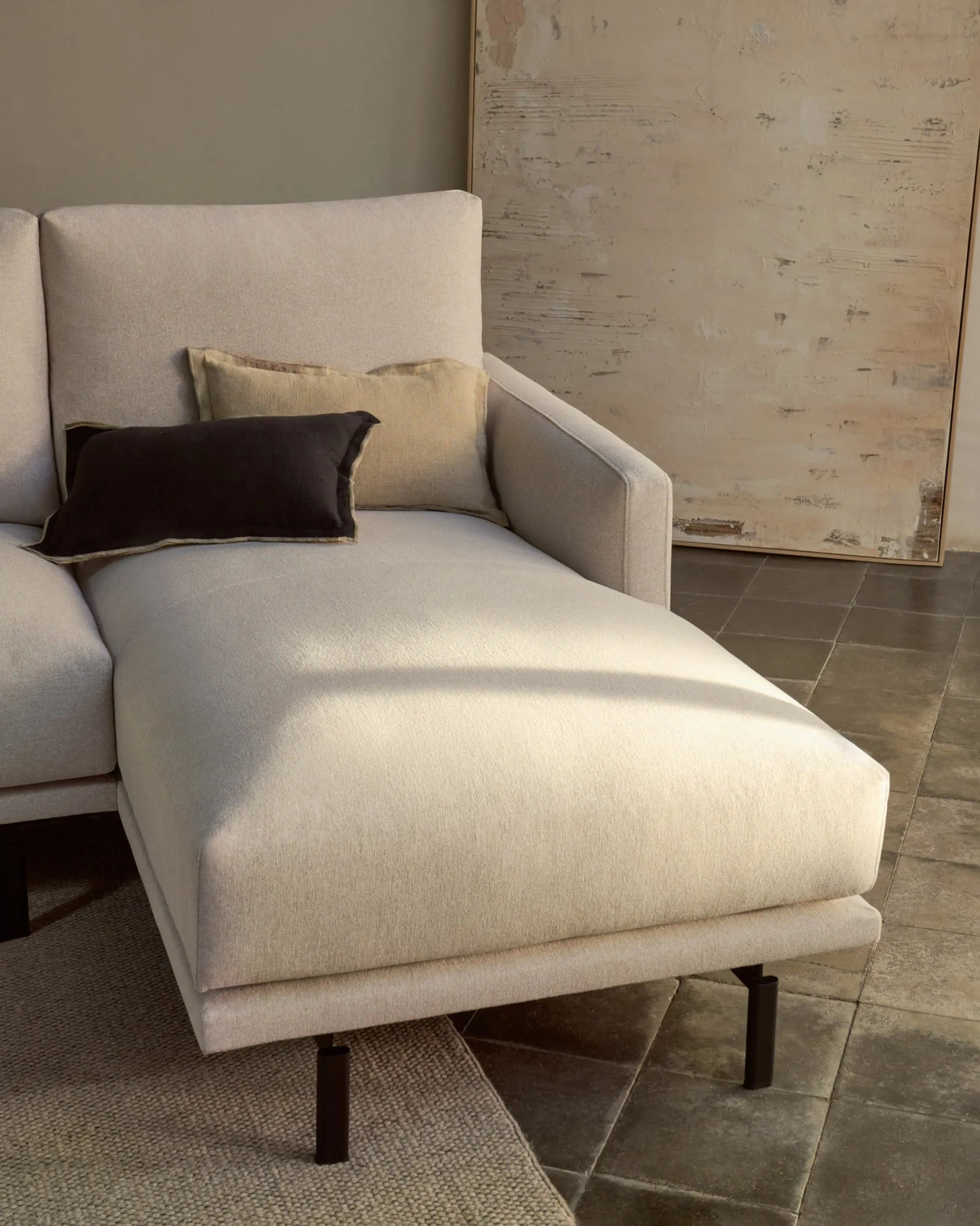 Das beige Galene 3-Sitzer Sofa mit rechter Chaiselongue von Kave Home vereint modernes Design mit exzellentem Komfort.