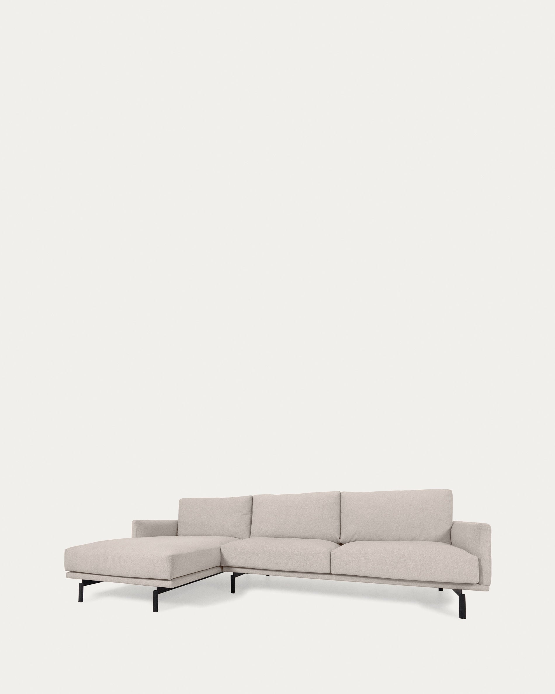 Das beige Galene 3-Sitzer Sofa mit linker Chaiselongue von Kave Home vereint Eleganz und Komfort auf 254 cm Breite.