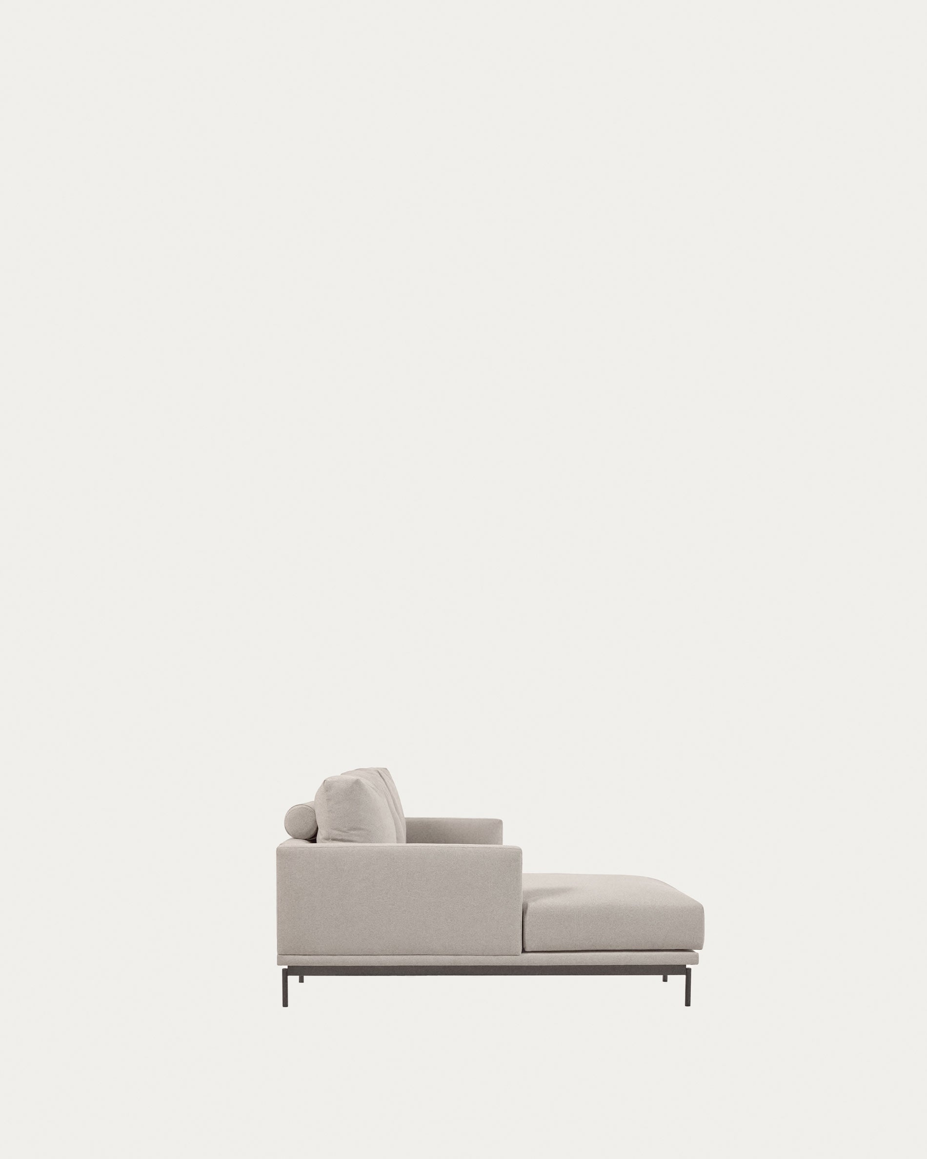Das beige Galene 3-Sitzer Sofa mit linker Chaiselongue von Kave Home vereint Eleganz und Komfort auf 254 cm Breite.