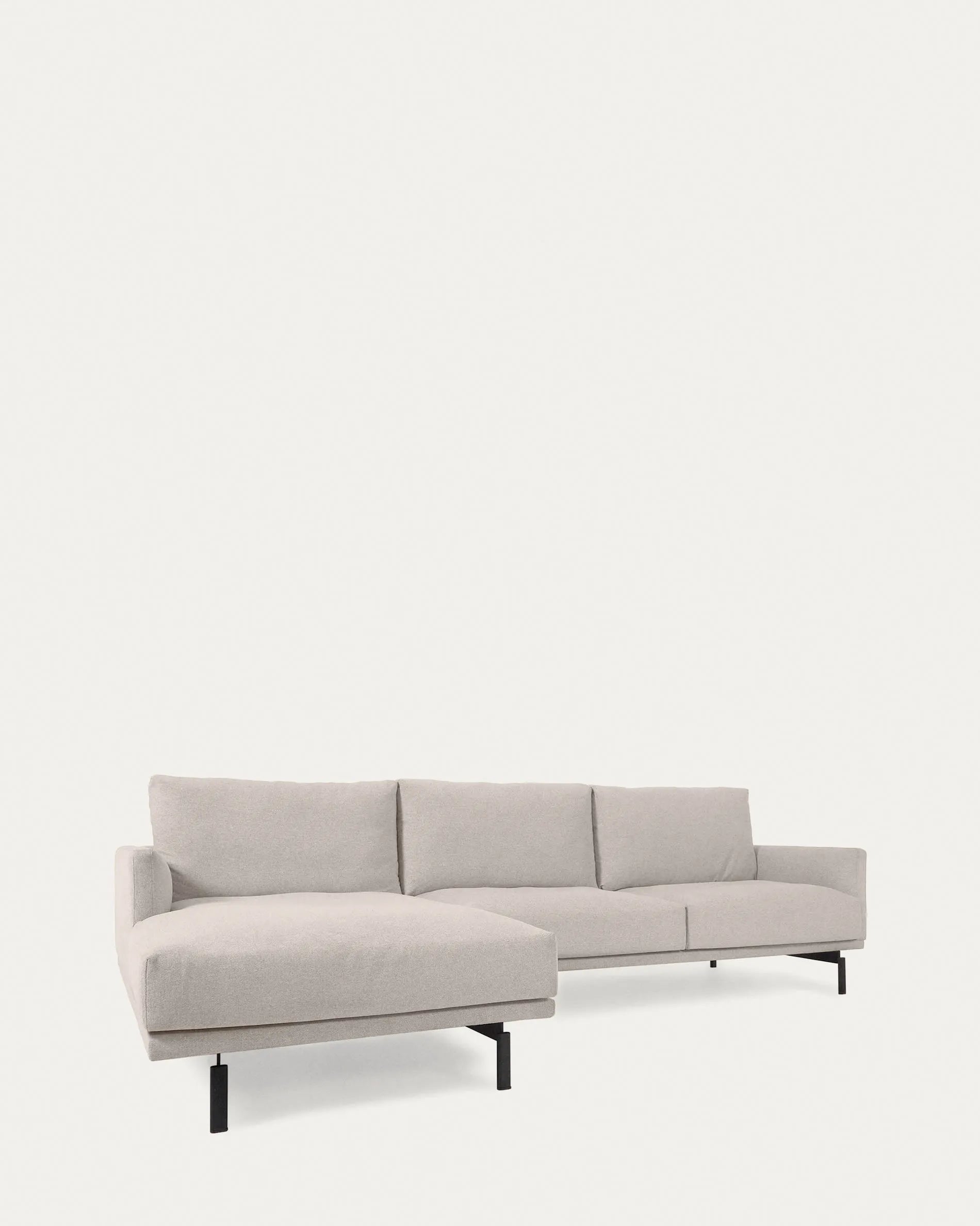Das Galene 3-Sitzer Sofa in Beige mit linker Chaiselongue von Kave Home bietet stilvollen Komfort auf 254 cm Breite.