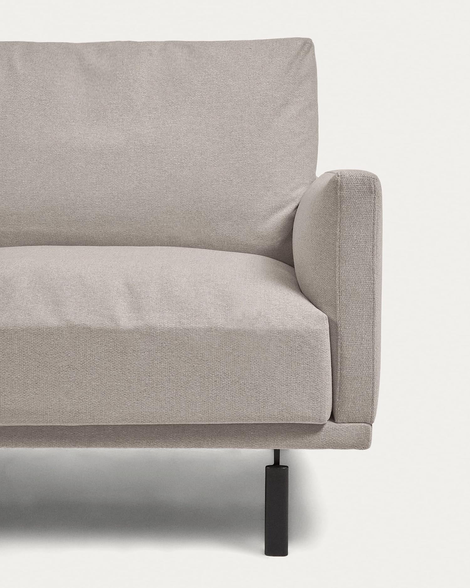 Das Galene 3-Sitzer Sofa in Beige mit linker Chaiselongue von Kave Home bietet stilvollen Komfort auf 254 cm Breite.