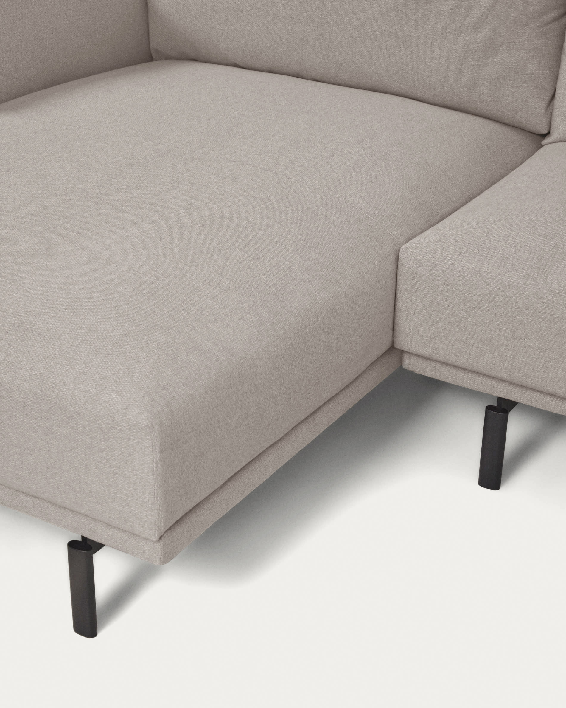 Das beige Galene 3-Sitzer Sofa mit linker Chaiselongue von Kave Home vereint Eleganz und Komfort auf 254 cm Breite.