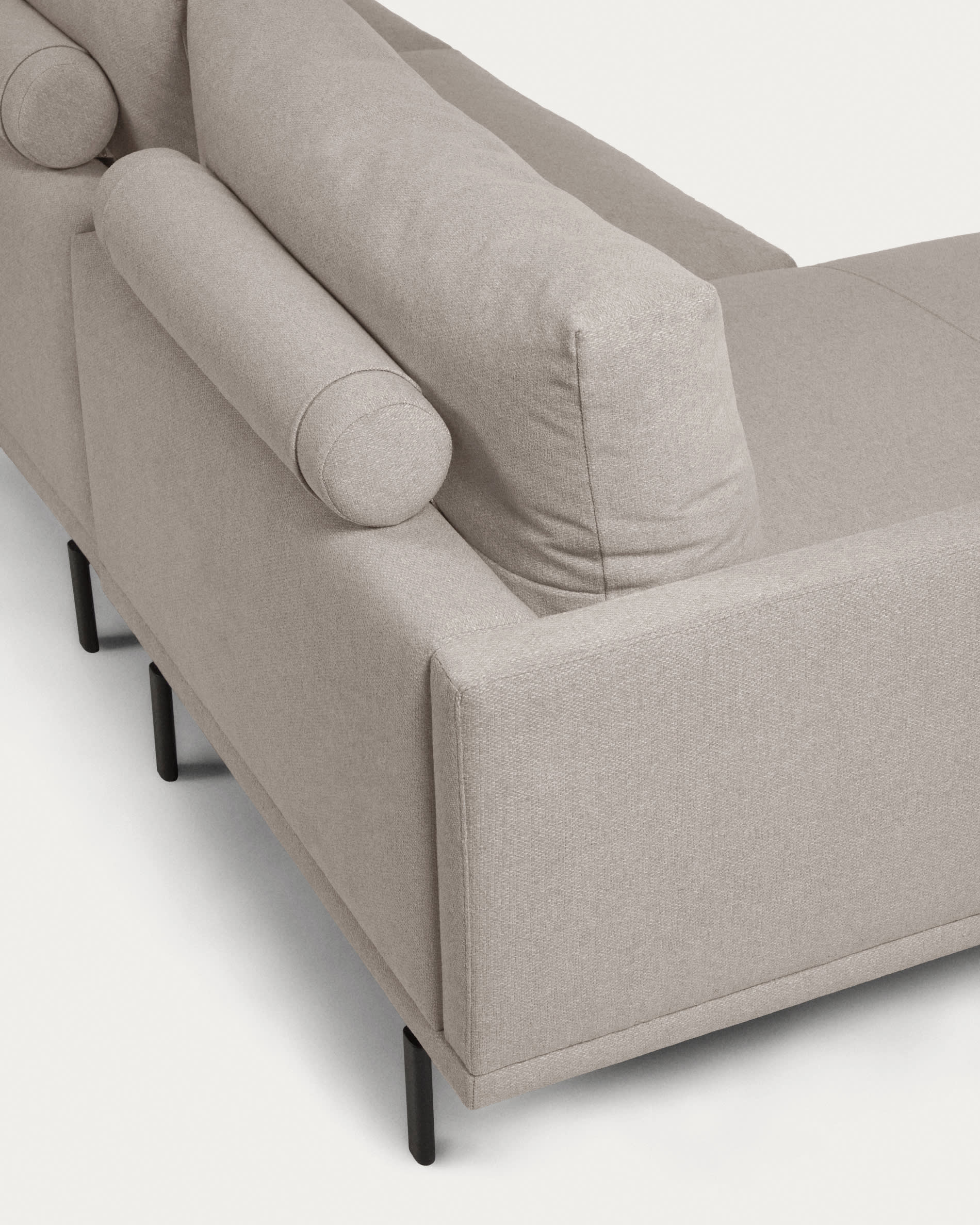 Das Galene 3-Sitzer Sofa in Beige mit linker Chaiselongue von Kave Home bietet stilvollen Komfort auf 254 cm Breite.