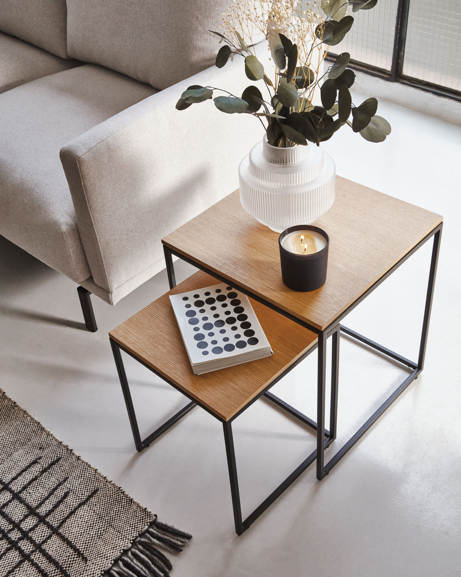 Erleben Sie das Galene 3-Sitzer Sofa in stilvollem Beige mit linksseitiger Chaiselongue – ideal für modernes Wohnen und nachhaltigen Komfort.