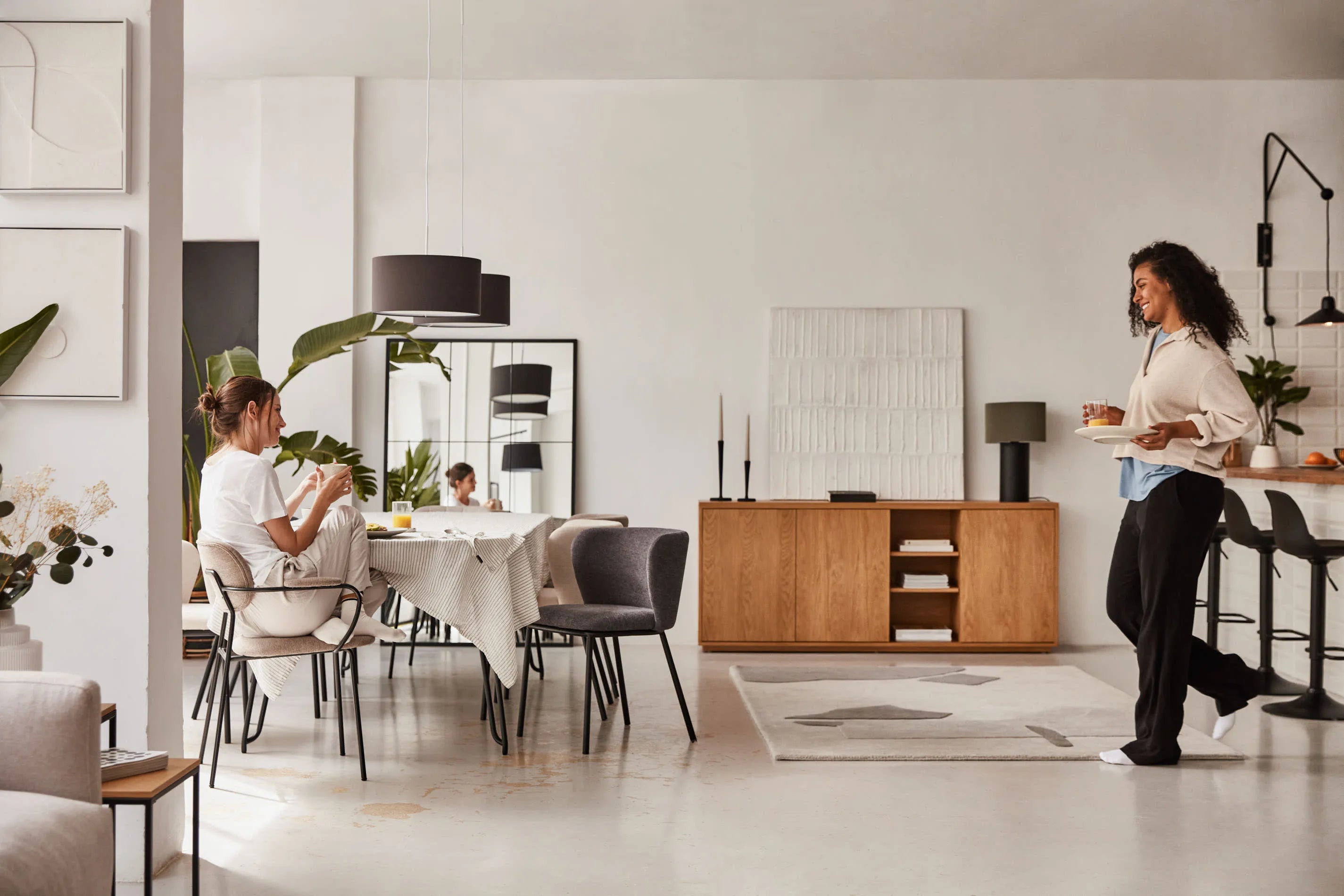 Das beige Galene 3-Sitzer Sofa mit linker Chaiselongue von Kave Home vereint Eleganz und Komfort auf 254 cm Breite.