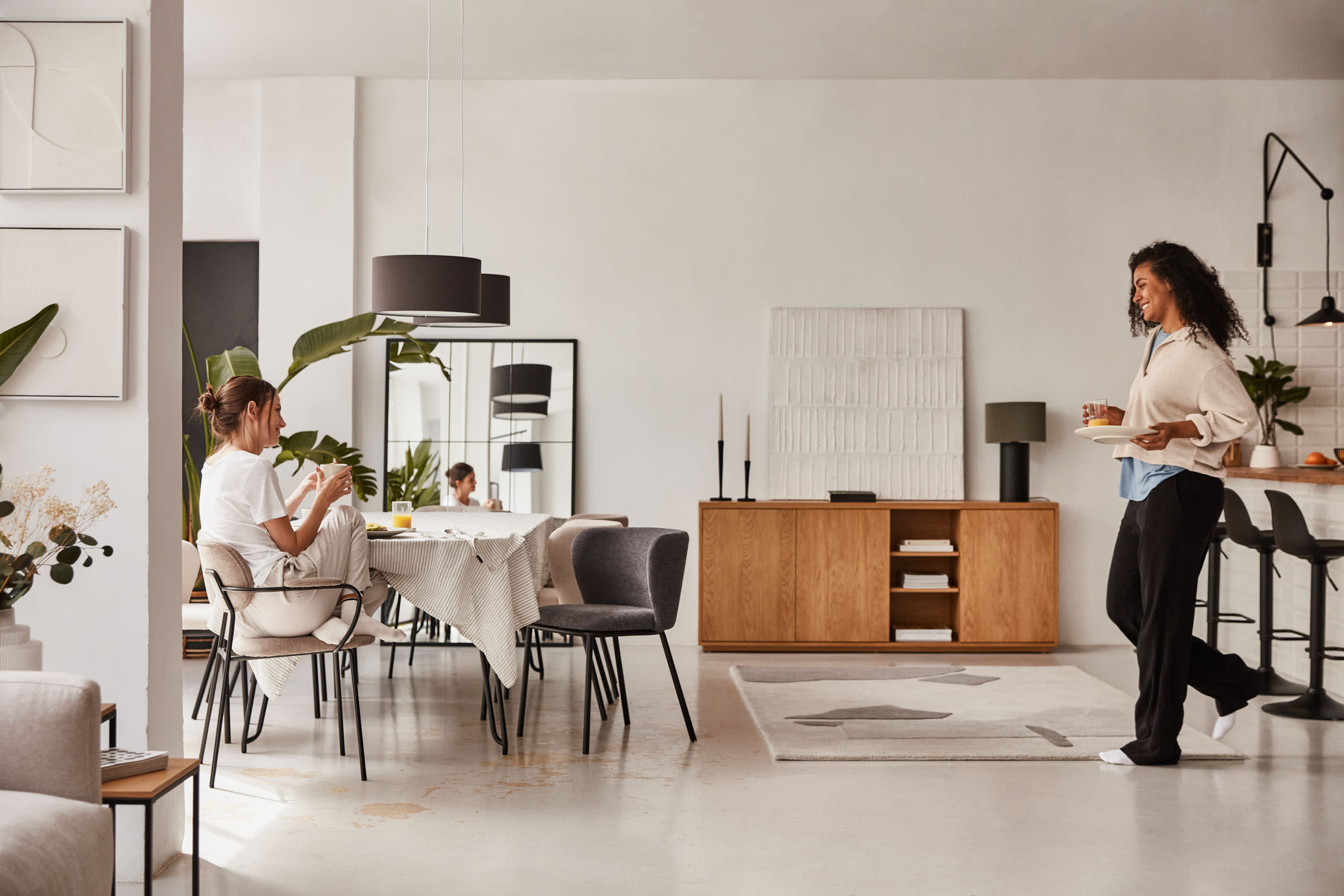 Das beige Galene 3-Sitzer Sofa mit linker Chaiselongue von Kave Home vereint Eleganz und Komfort auf 254 cm Breite.