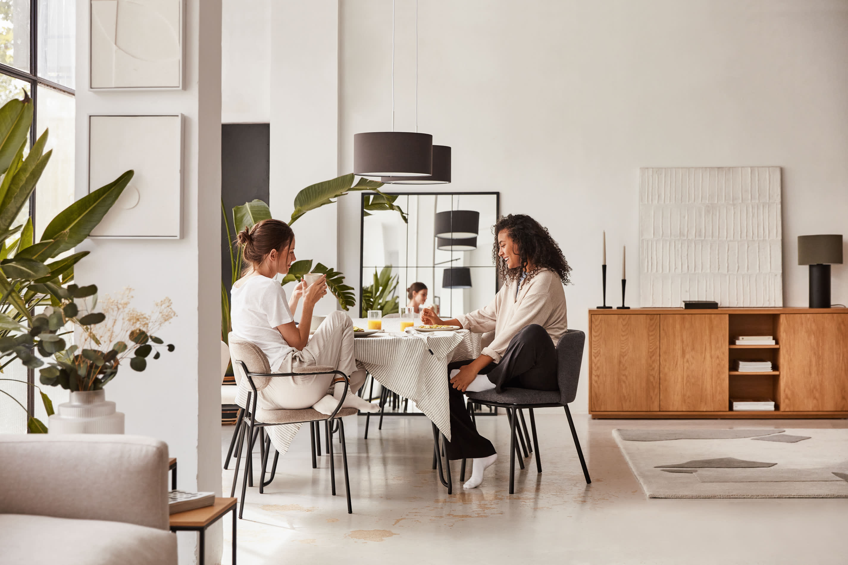 Das beige Galene 3-Sitzer Sofa mit linker Chaiselongue von Kave Home vereint Eleganz und Komfort auf 254 cm Breite.