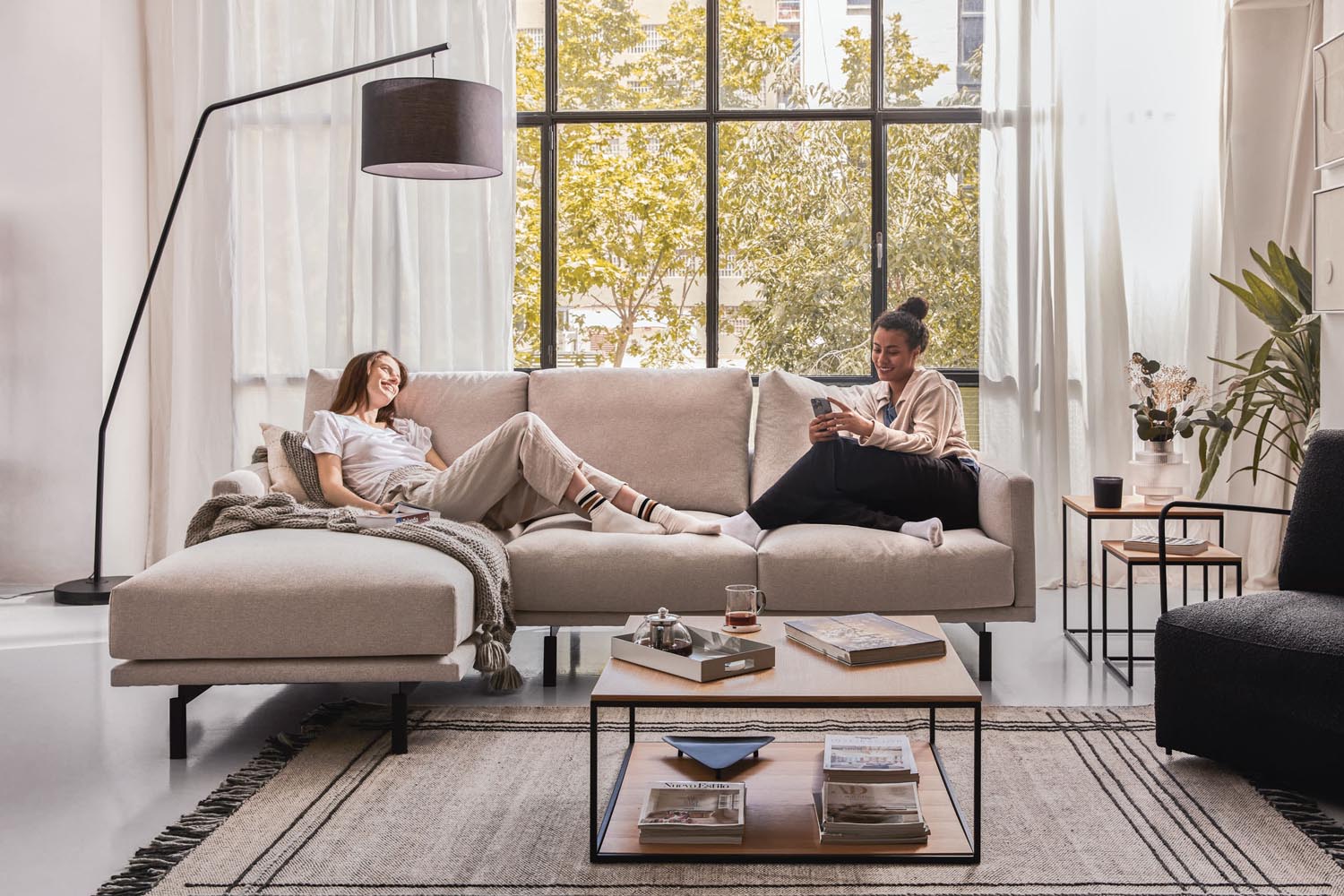 Das Galene 3-Sitzer Sofa in Beige mit linker Chaiselongue von Kave Home bietet stilvollen Komfort auf 254 cm Breite.