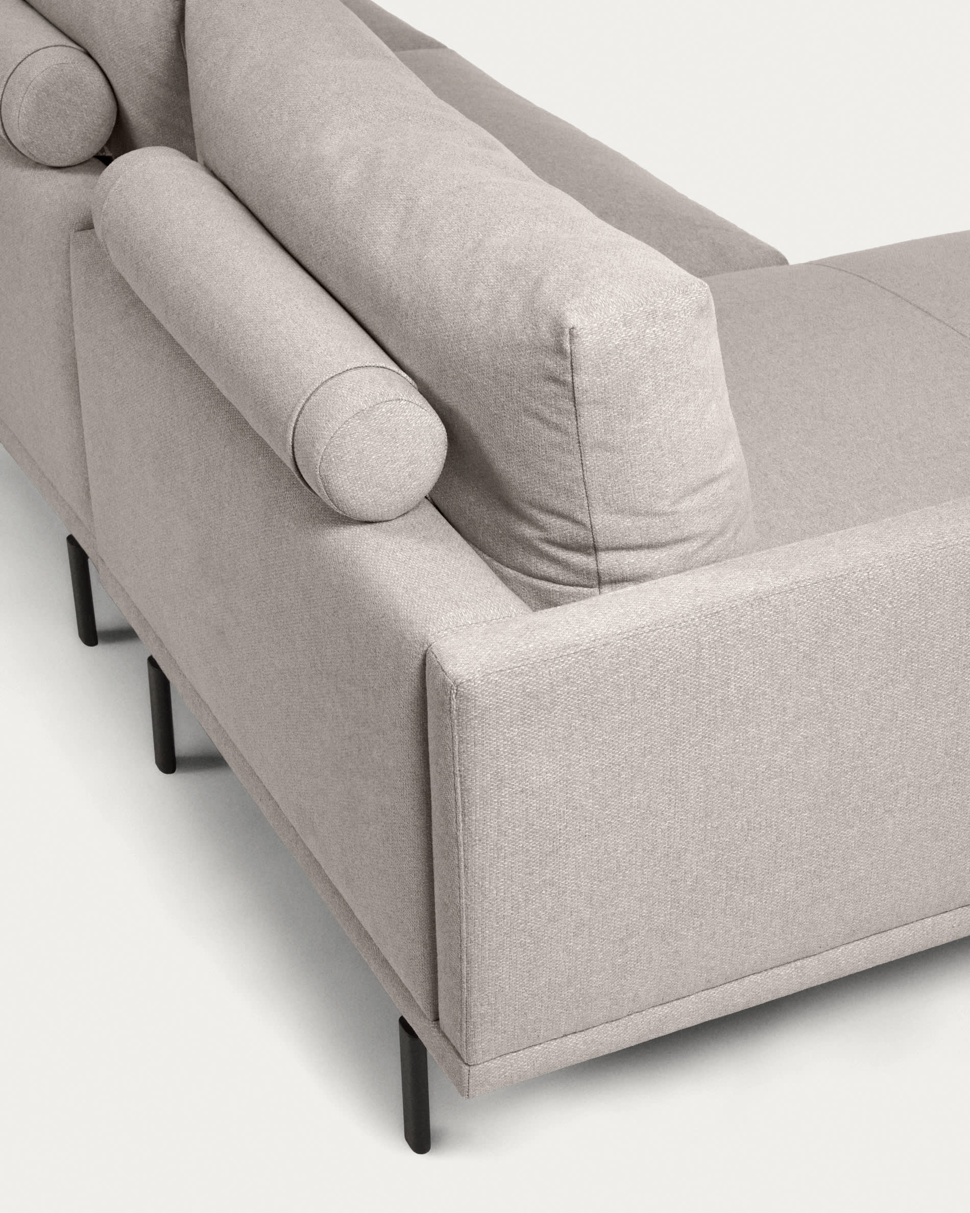Entdecke das elegante Galene 3-Sitzer Sofa in Beige mit Chaiselongue links. Perfekt für modernes Wohnen, vereint es Komfort und Nachhaltigkeit.
