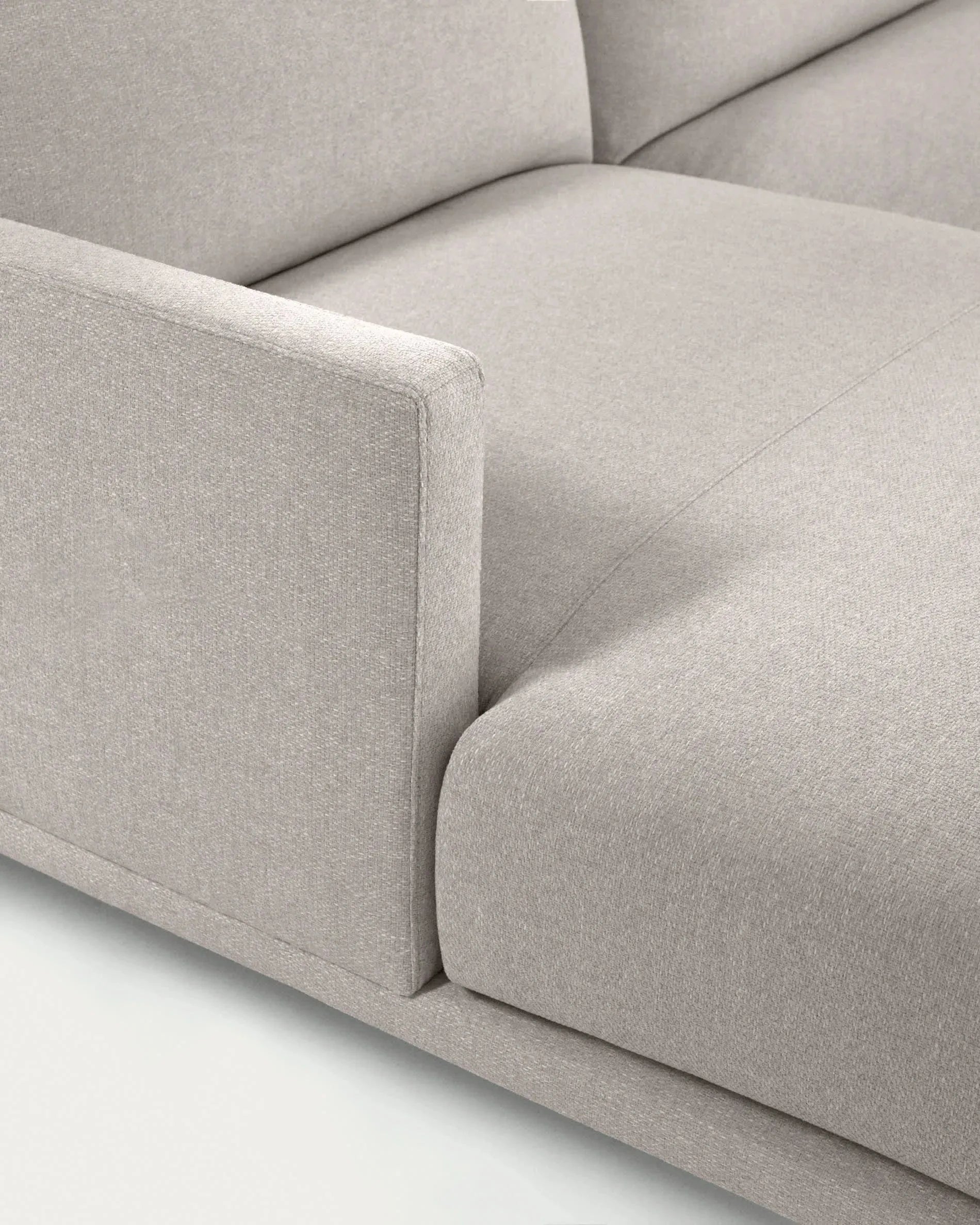 Das beige Galene 3-Sitzer Sofa von Kave Home mit linker Chaiselongue bietet auf 194 cm modernes Design und hohen Komfort.