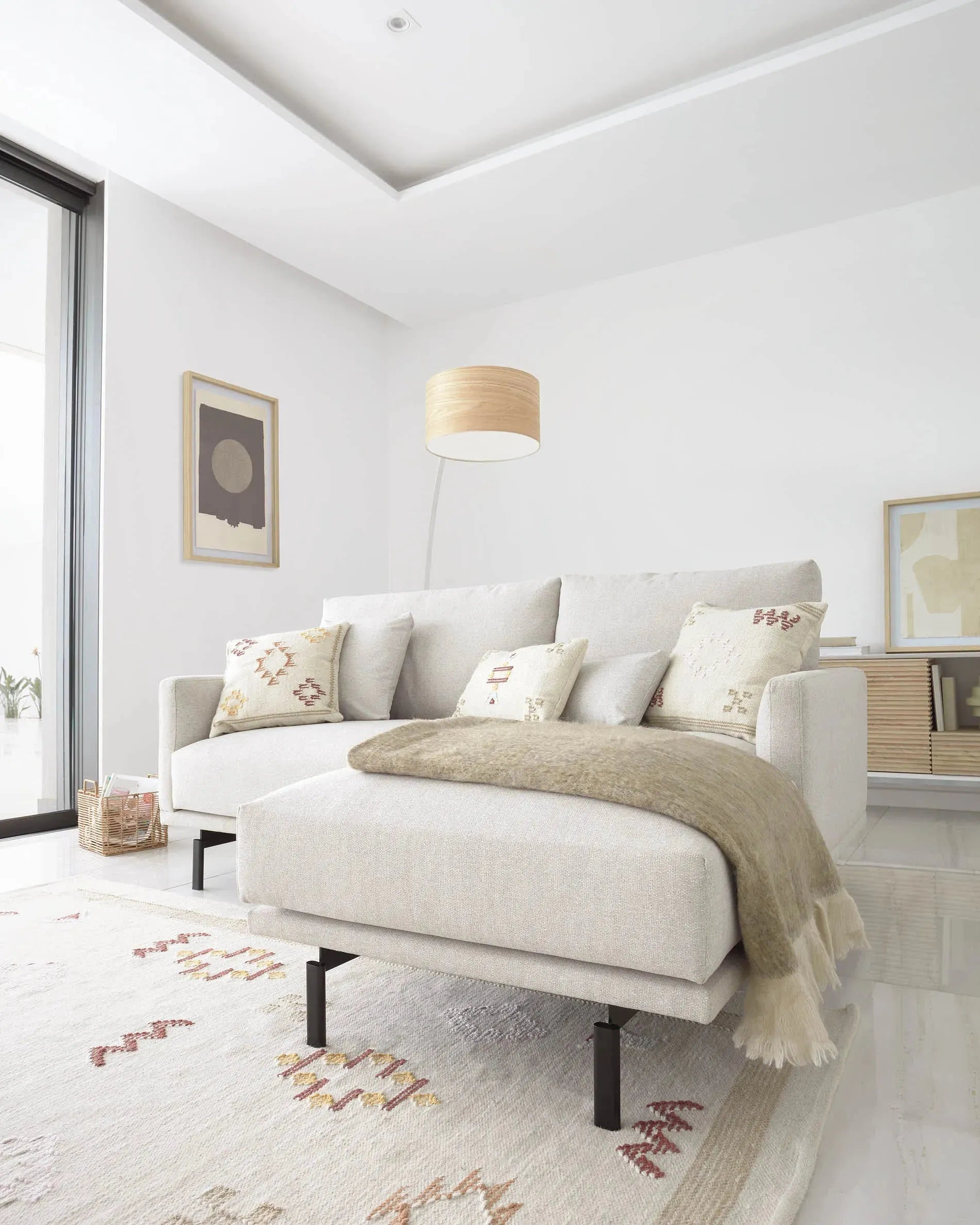 Das beige Galene 3-Sitzer Sofa mit linker Chaiselongue von Kave Home bietet Komfort und modernes Design auf 194 cm.