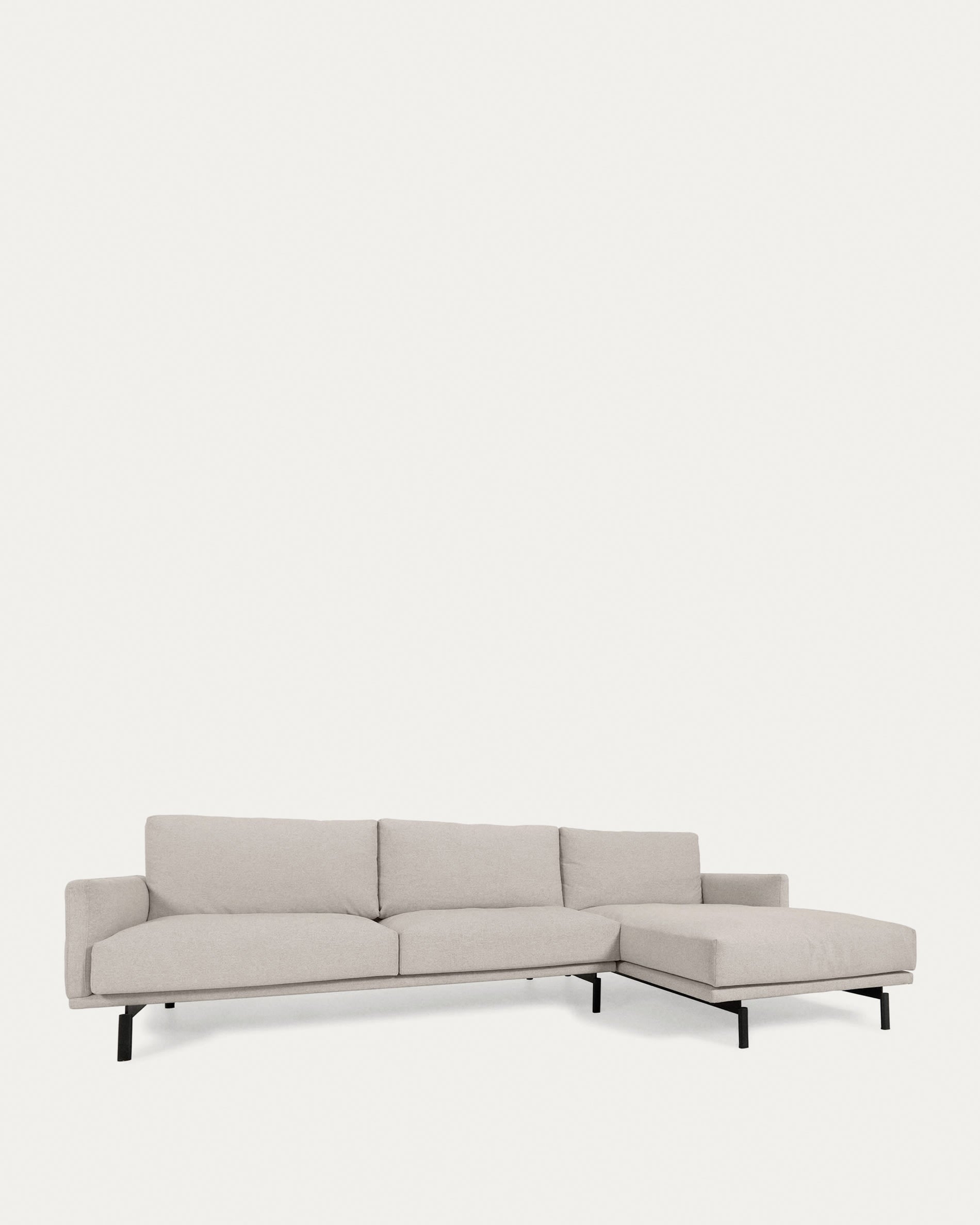 Elegantes, nachhaltiges 4-Sitzer Sofa in Beige mit rechter Chaiselongue, ideal für stilvolle Entspannung.