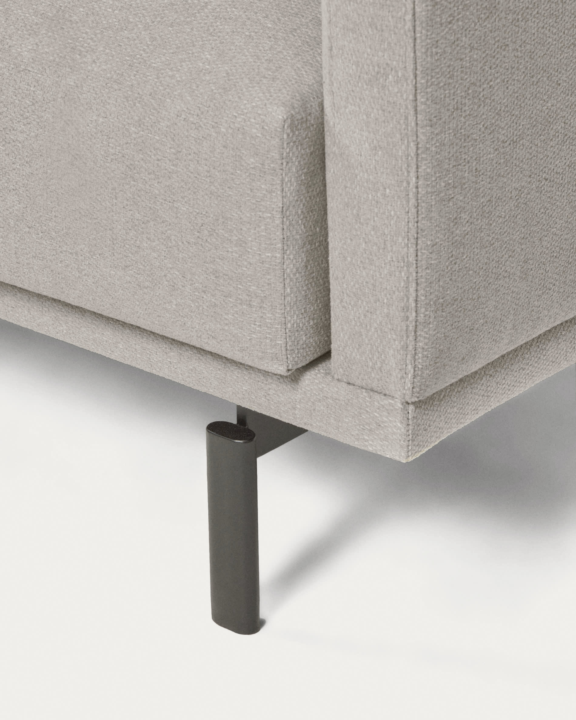 Entspannen Sie stilvoll auf dem Galene 4-Sitzer Sofa in Beige mit rechter Chaiselongue. Nachhaltig gefertigt, vereint es Komfort und modernes Design.