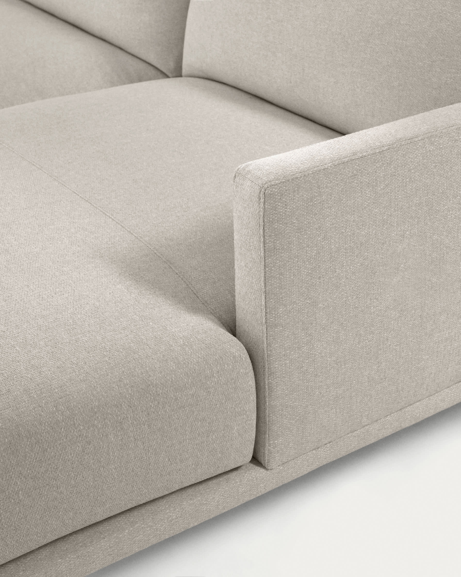 Elegantes, nachhaltiges 4-Sitzer Sofa in Beige mit rechter Chaiselongue, ideal für stilvolle Entspannung.