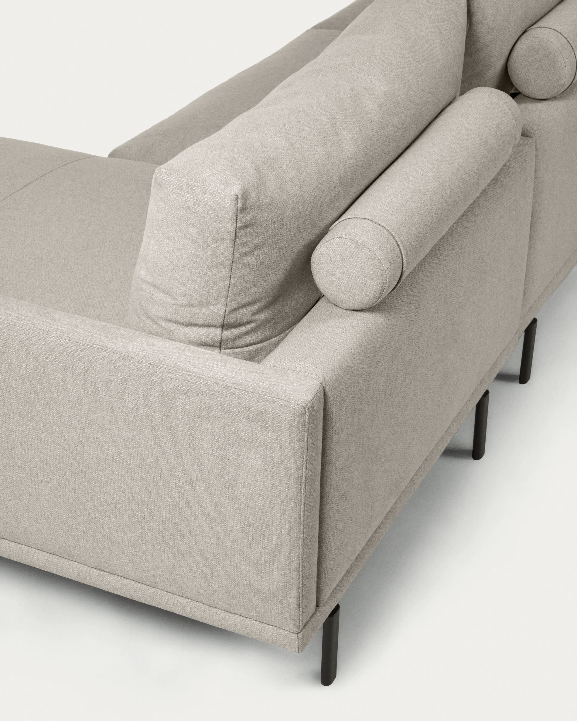 Elegantes, nachhaltiges 4-Sitzer Sofa in Beige mit rechter Chaiselongue, ideal für stilvolle Entspannung.