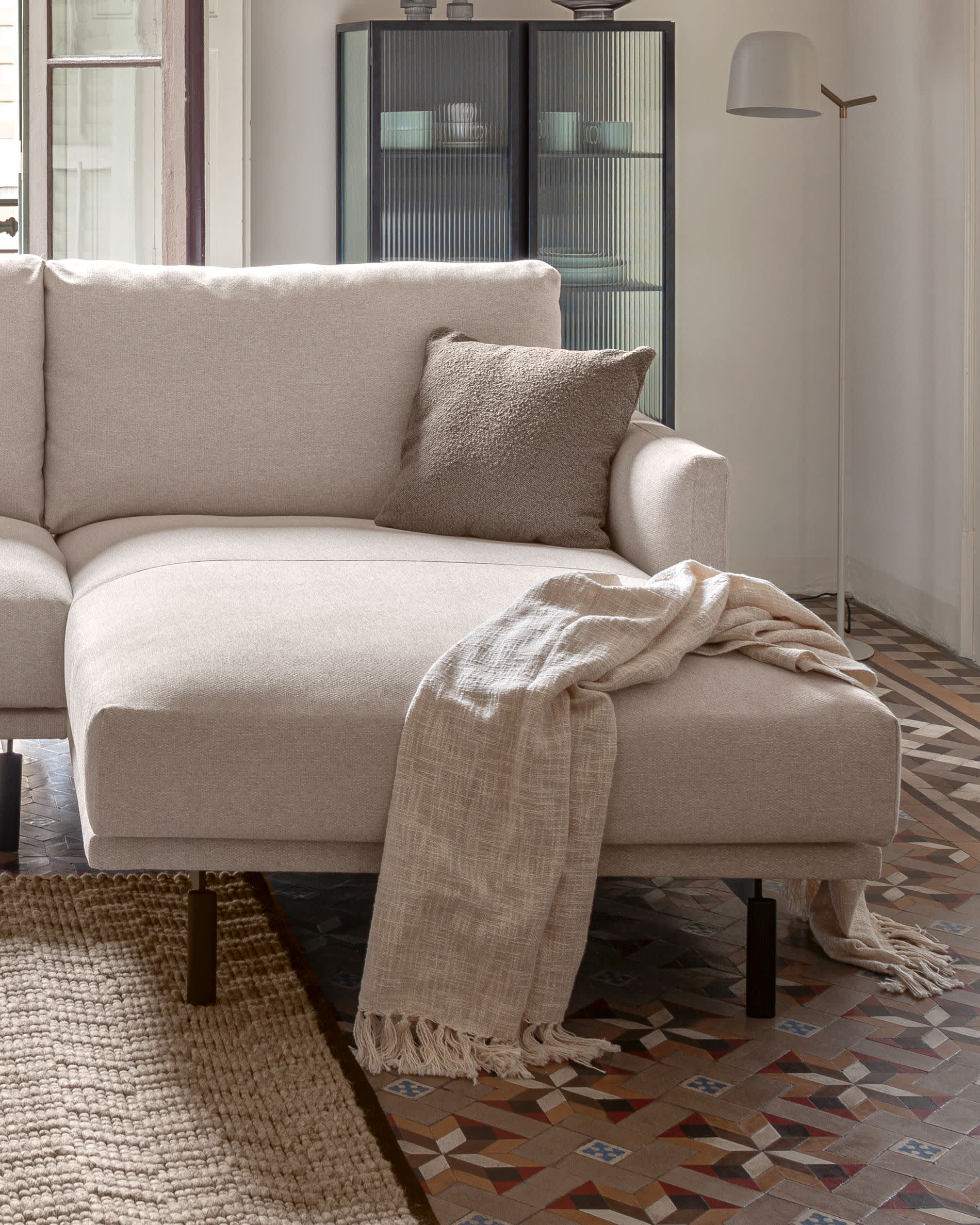 Elegantes, nachhaltiges 4-Sitzer Sofa in Beige mit rechter Chaiselongue, ideal für stilvolle Entspannung.