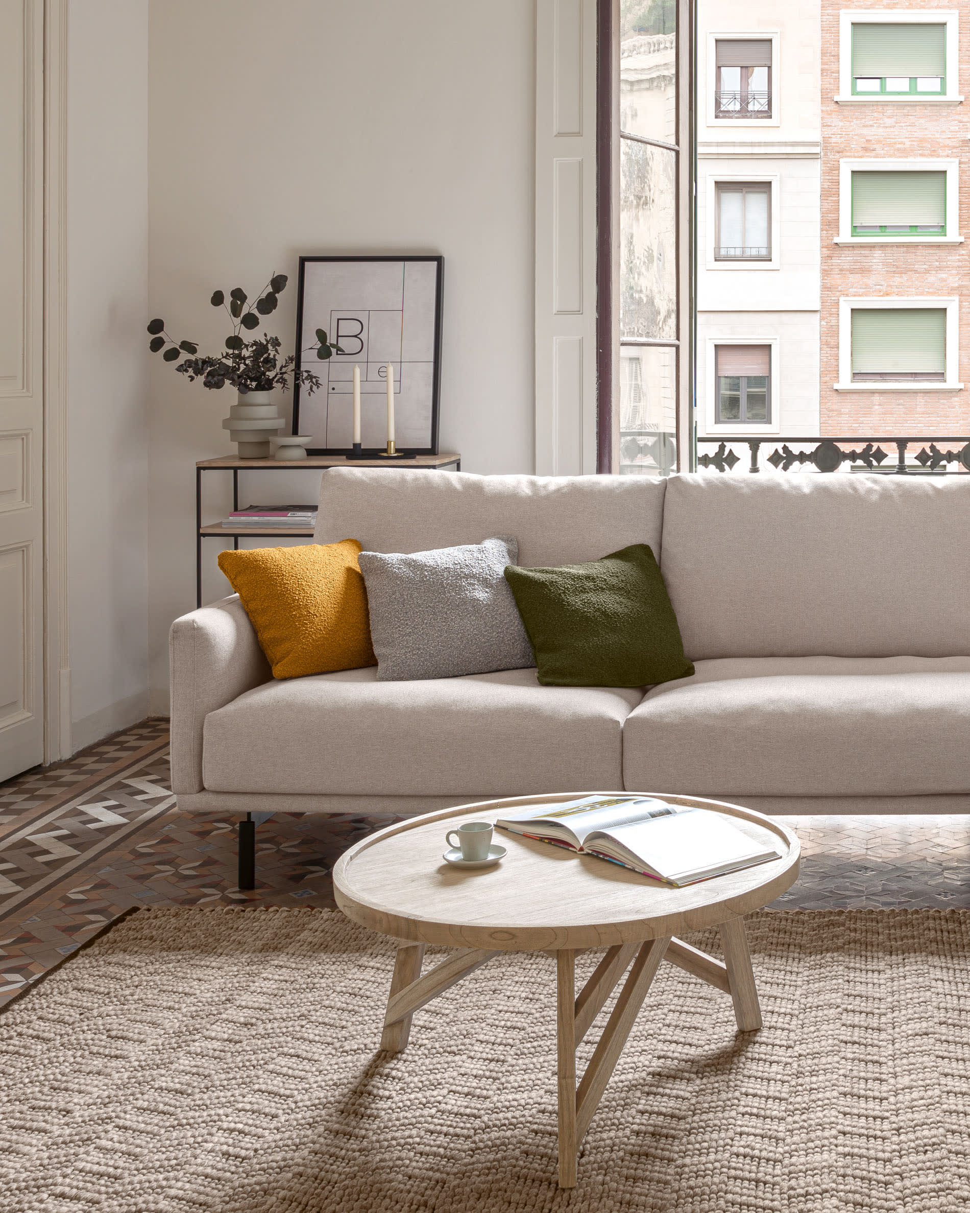 Elegantes, nachhaltiges 4-Sitzer Sofa in Beige mit rechter Chaiselongue, ideal für stilvolle Entspannung.