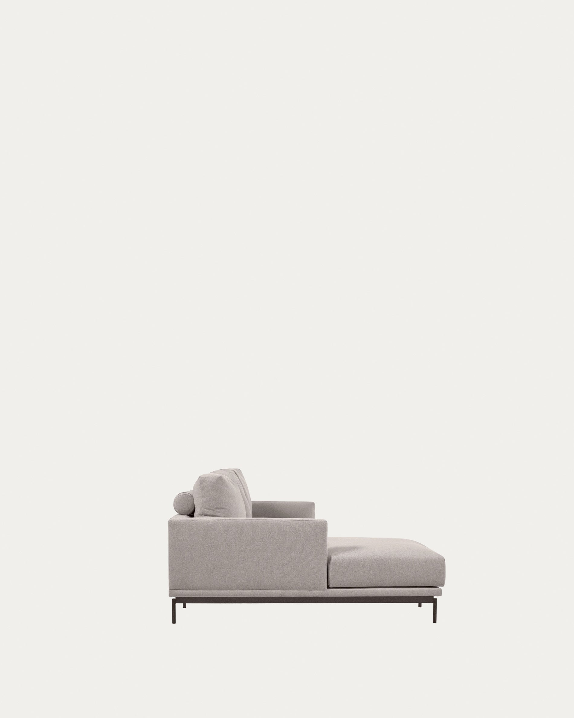 Das Galene Sofa in Beige mit linker Chaiselongue bietet stilvollen Komfort und Nachhaltigkeit für Ihr Wohnzimmer.