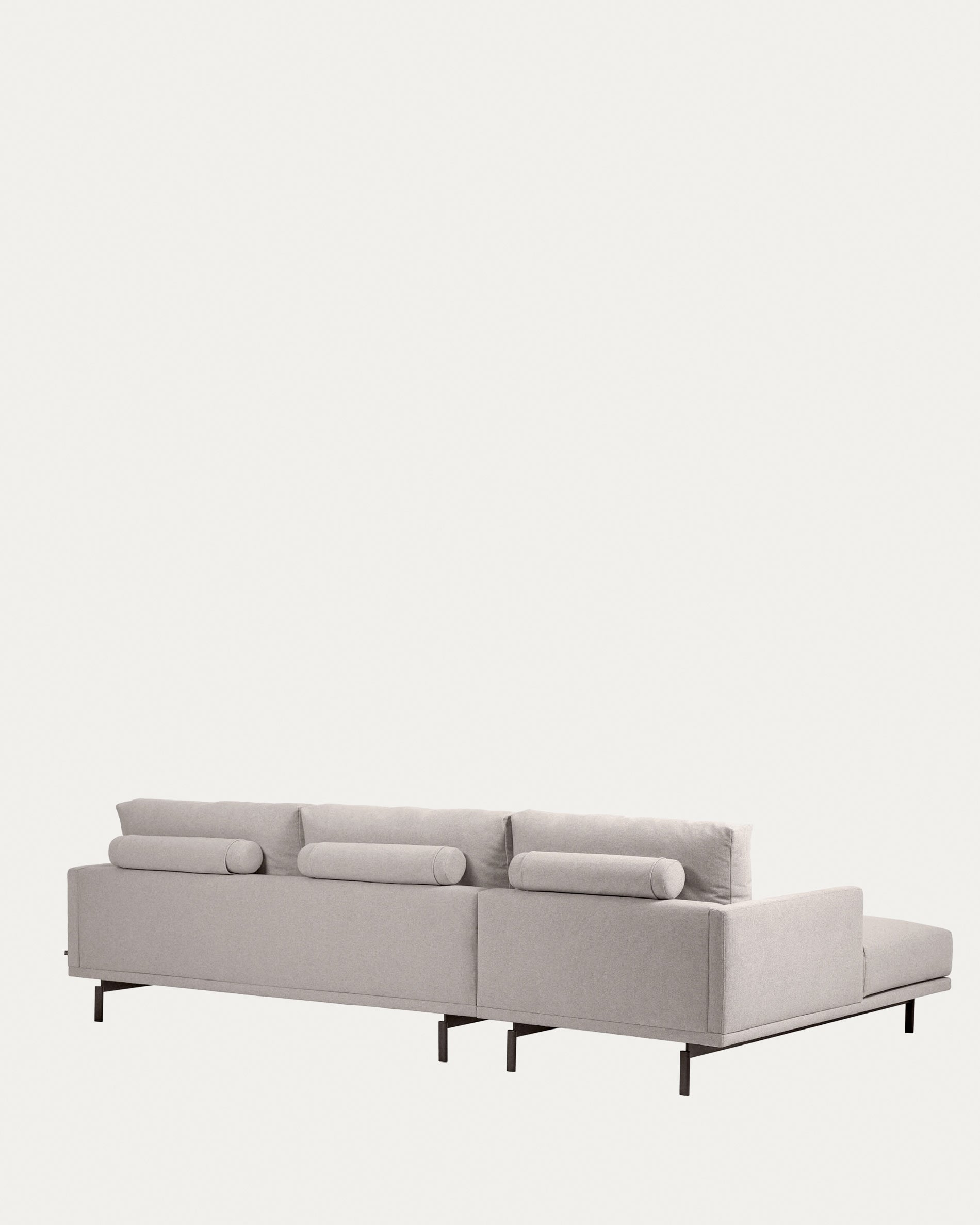 Das Galene Sofa in Beige mit linker Chaiselongue bietet stilvollen Komfort und Nachhaltigkeit für Ihr Wohnzimmer.