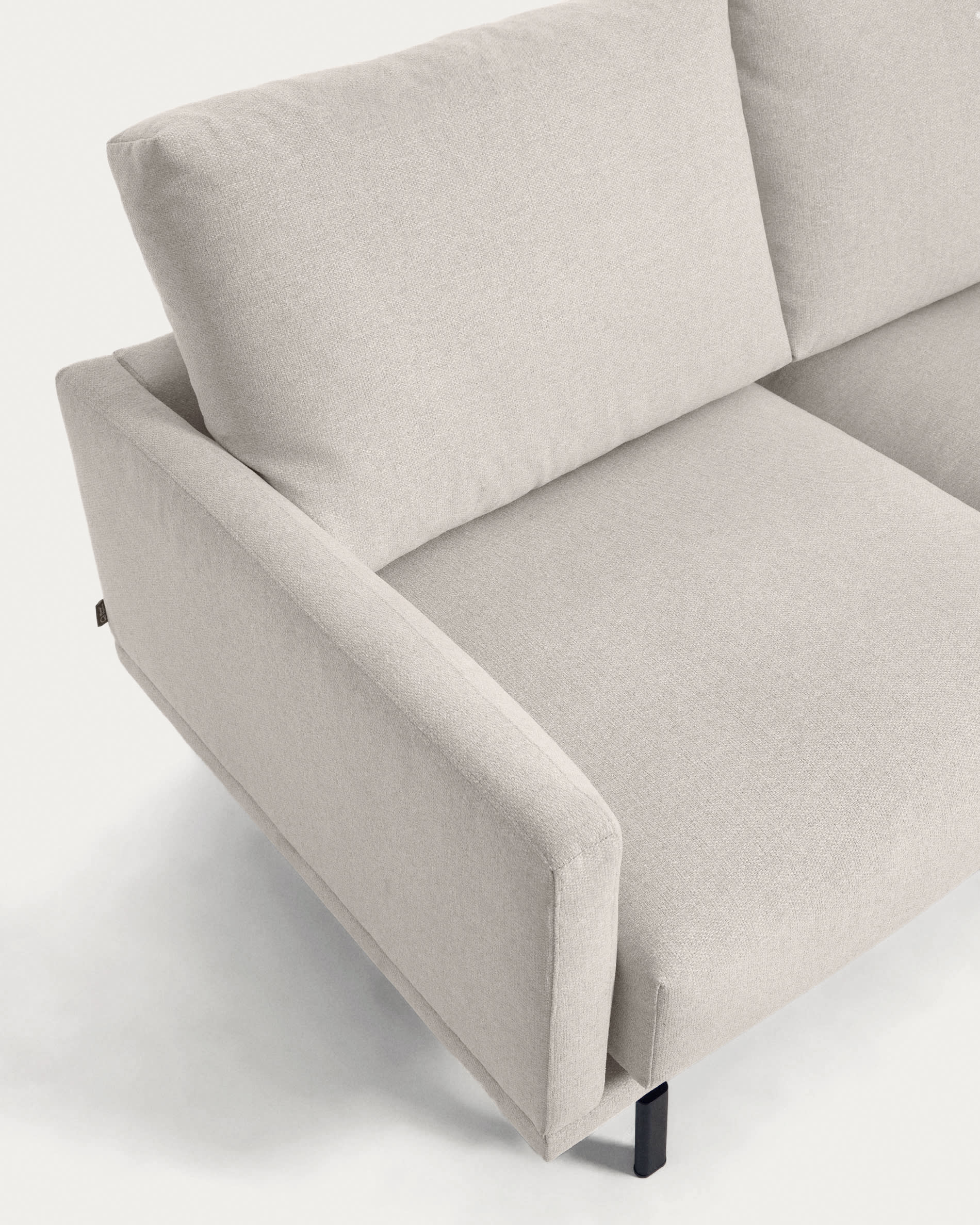 Entdecken Sie das elegante Galene 4-Sitzer Ecksofa in Beige von Kave Home. Komfortabel, nachhaltig und perfekt für Ihr modernes Wohnzimmer.