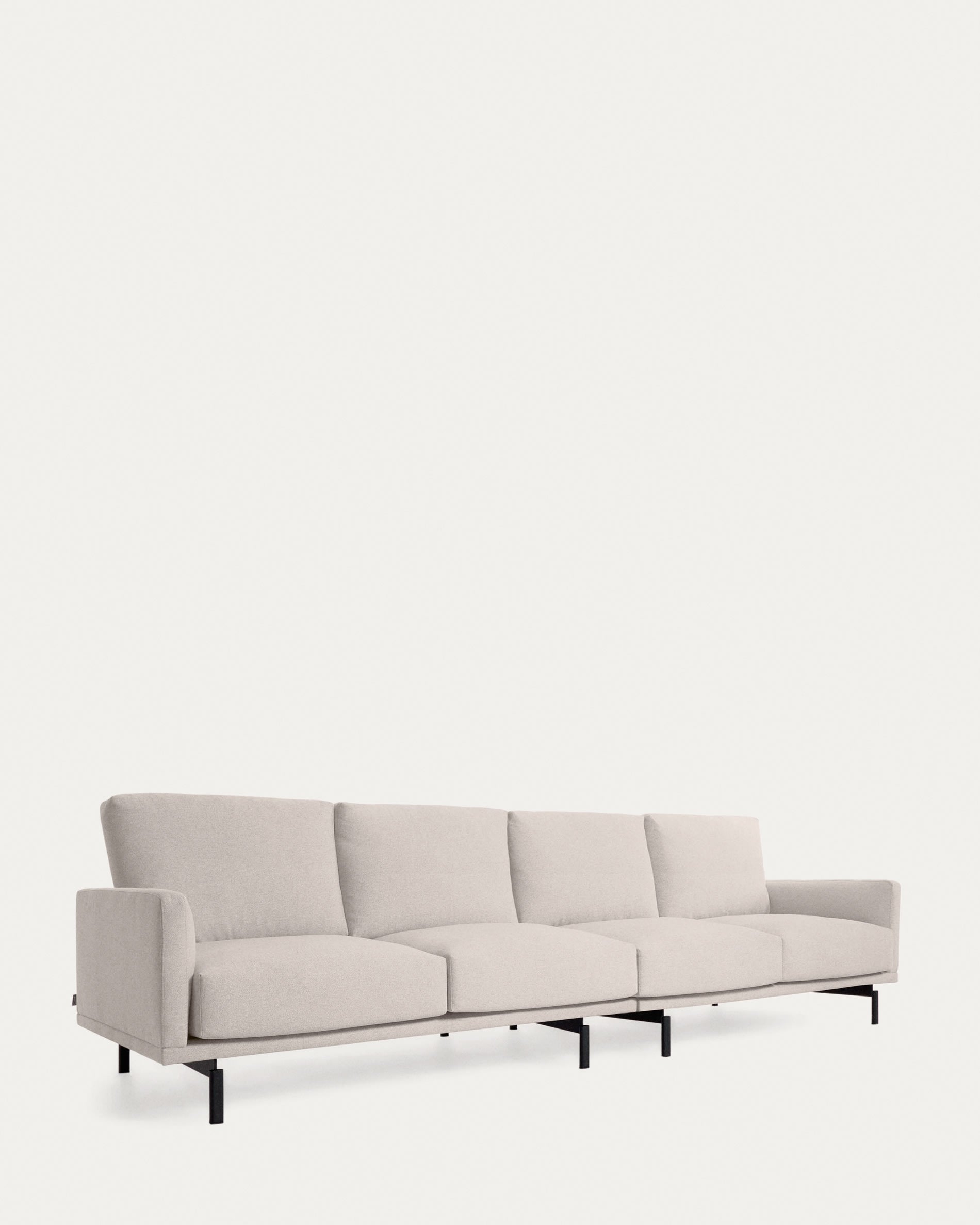 Elegantes 4-Sitzer Sofa in Beige, 334 cm breit, mit nachhaltiger Füllung und modernem Design für stilvollen Komfort.