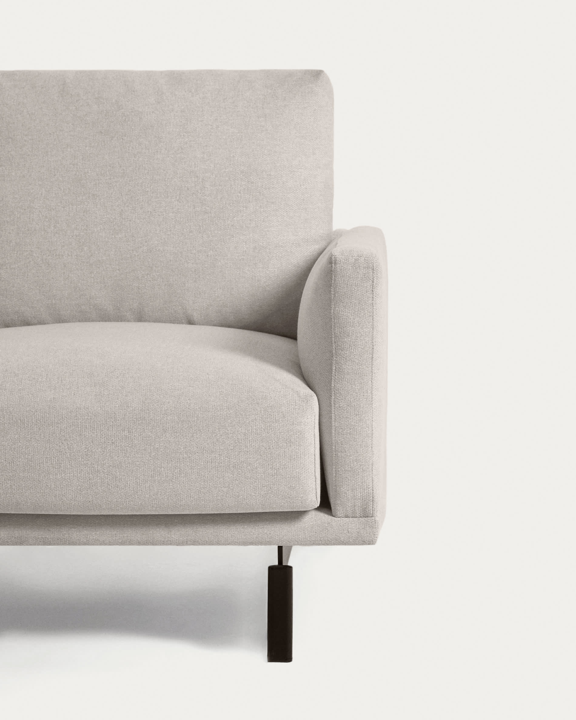 Das Galene 4-Sitzer Sofa in Beige (334 cm) von Kave Home kombiniert modernes Design mit exzellentem Komfort für Ihr Zuhause.