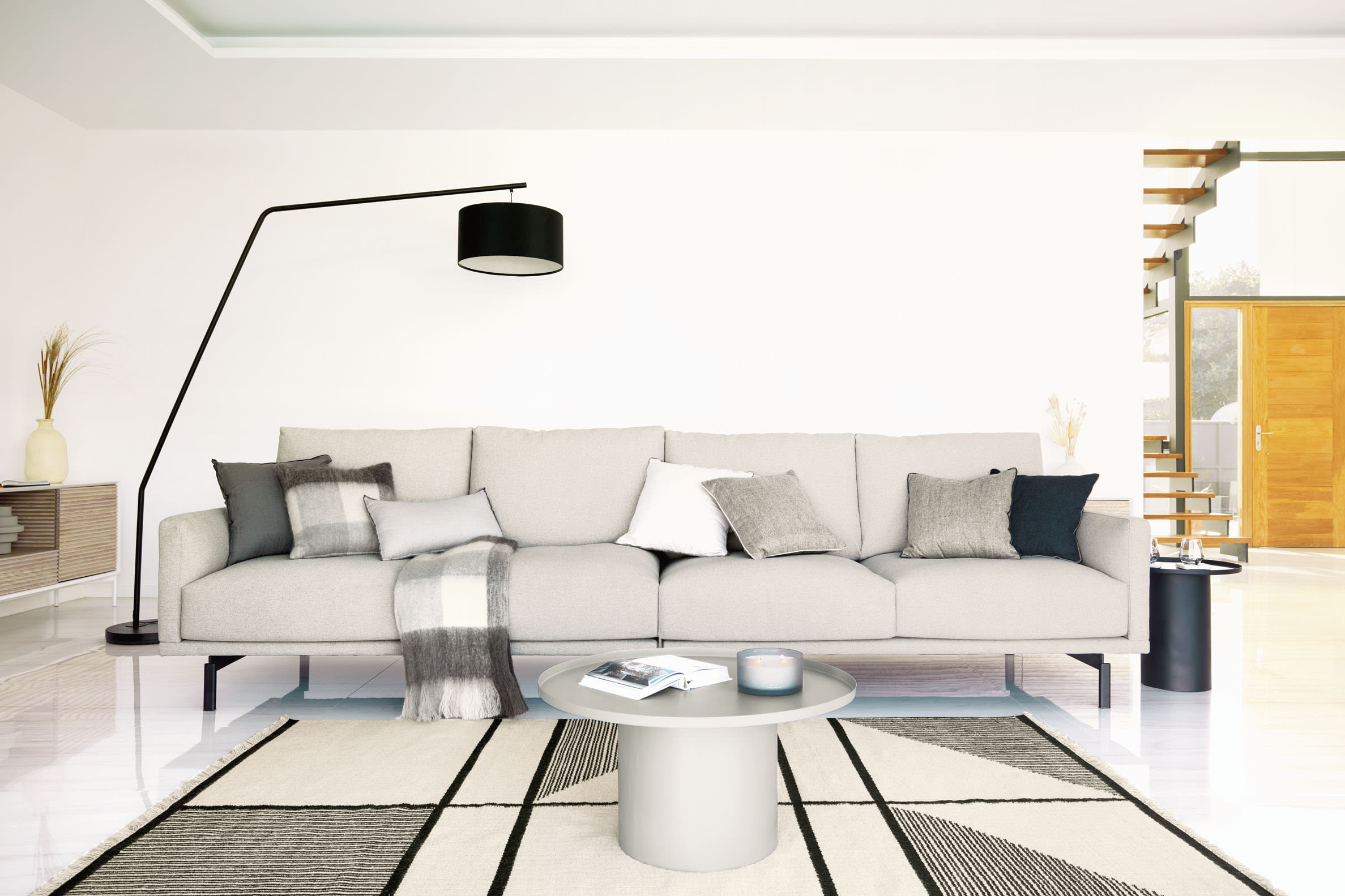 Elegantes 4-Sitzer Sofa in Beige, 334 cm breit, mit nachhaltiger Füllung und modernem Design für stilvollen Komfort.