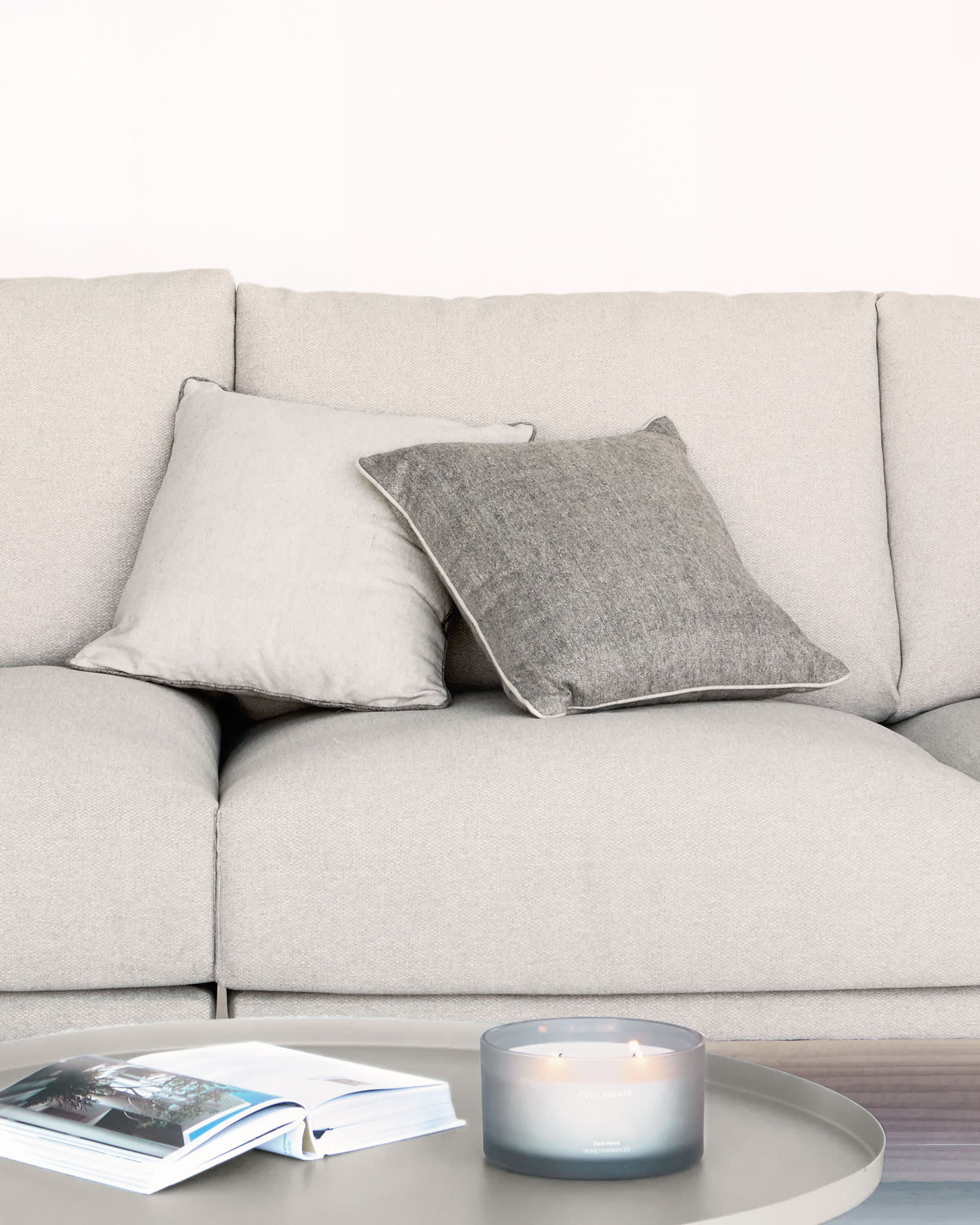 Elegantes 4-Sitzer Sofa in Beige, 334 cm breit, mit nachhaltiger Füllung und modernem Design für stilvollen Komfort.